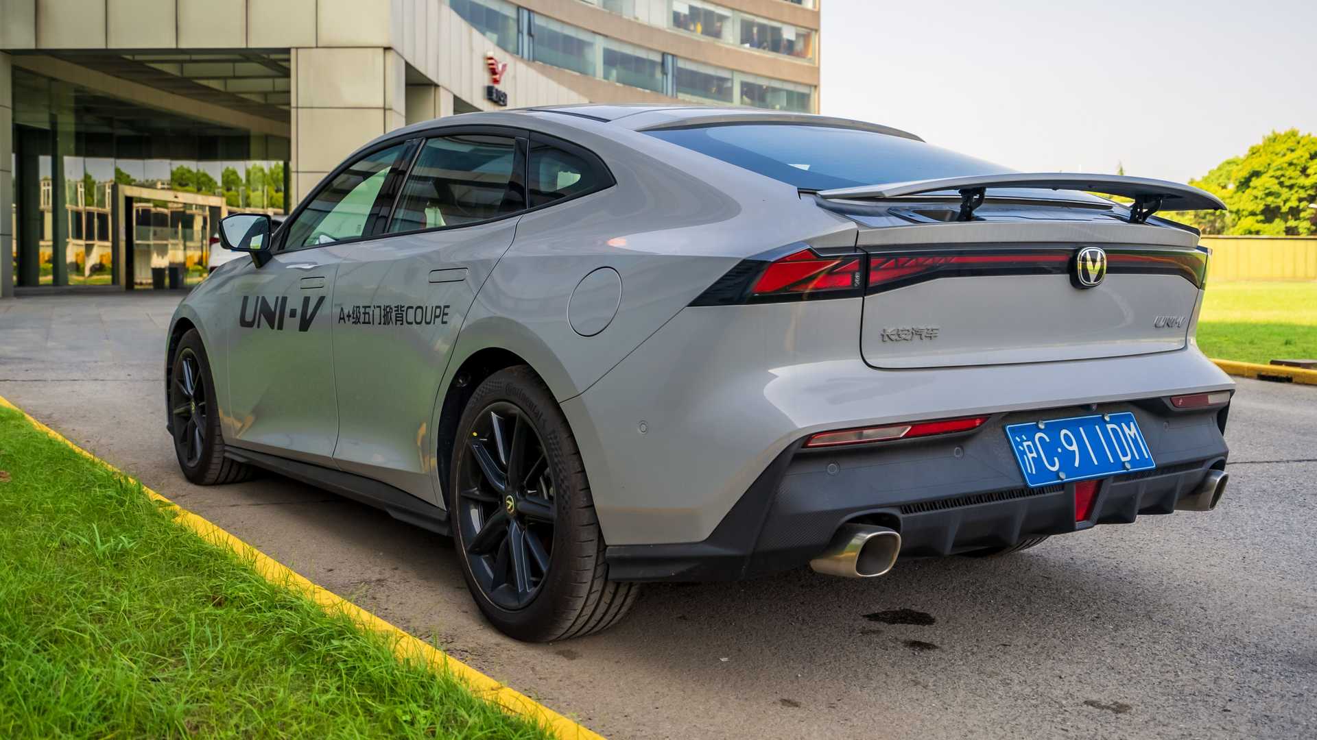 UNI-V je liftback, ktorý možno nezaujme originálnym dizajnom, ale ponúka parametre, ktoré ťa môžu osloviť. Prečo mu venovať pozornosť? Osloví ťa cena. Rival Octavie z Číny kúpiš za 16 000 eur.