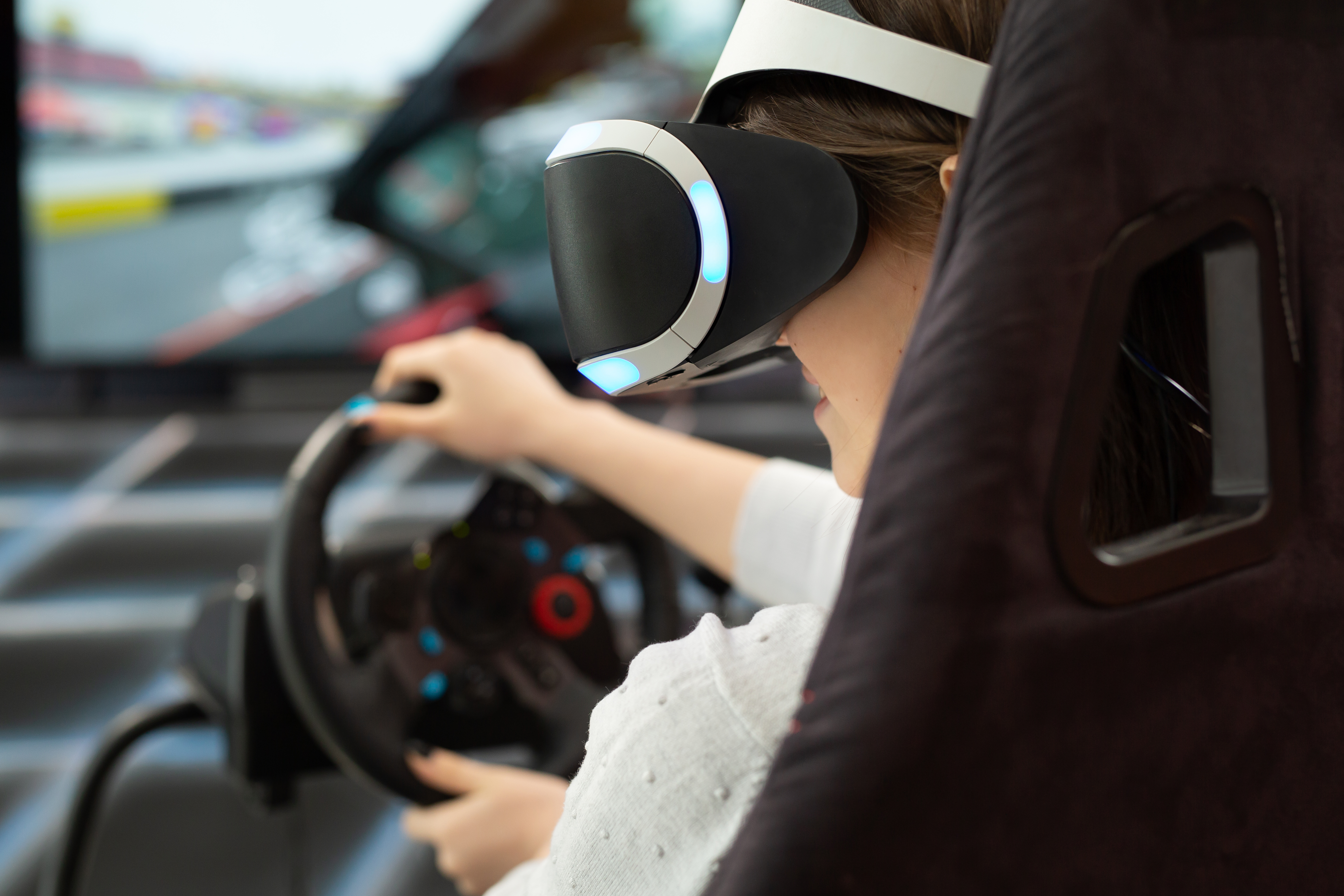 Autobazar.EU. Rozdiel medzi trenažérom s virtuálnou realitou a skutočnou jazdou je obrovský. Simulátor môže slúžiť na preverenie znalostí dopravných predpisov, v reálnych podmienkach však panujú nedokonalé podmienky a tým dokáže kandidát na vodiča porozumieť len praxou