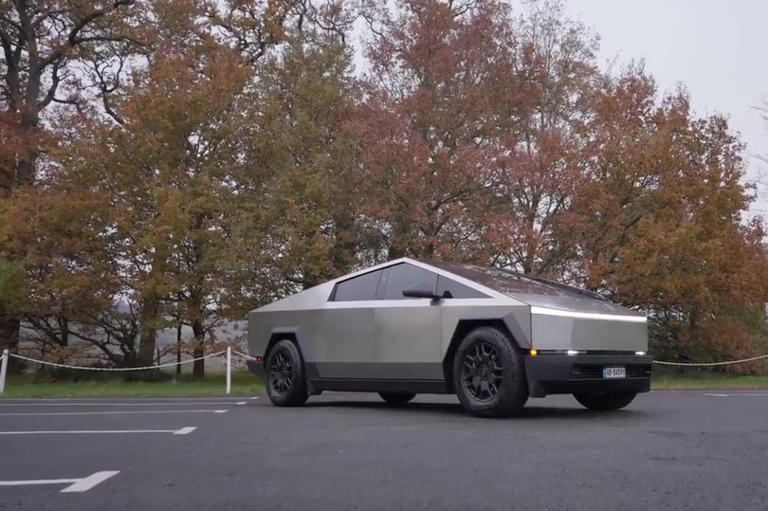 Zverejnil návod, ako vyriešiť obmedzenia EÚ a doviezť Tesla Cybertruck