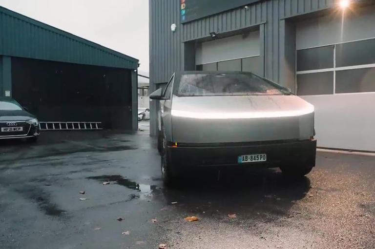 Zverejnil návod, ako vyriešiť obmedzenia EÚ a doviezť Tesla Cybertruck