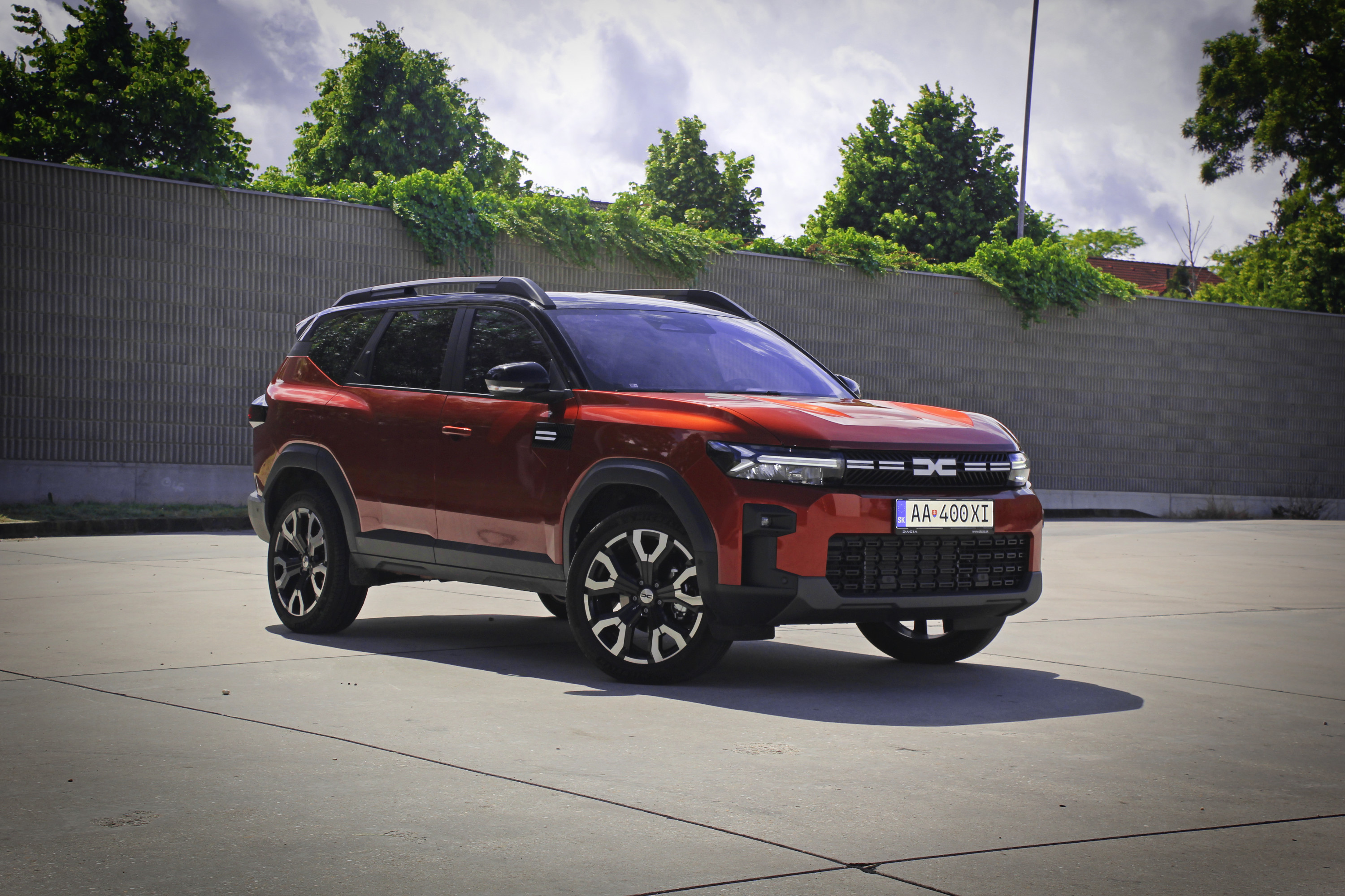 Autobazar.EU. Dacia Bigster Hybrid v redakčnom teste Autobazar.EU zaujal jazdnými vlastnosťami aj celkovým vypracovaním interiéru. Zvonka vyzerá ako zväčšený Duster.