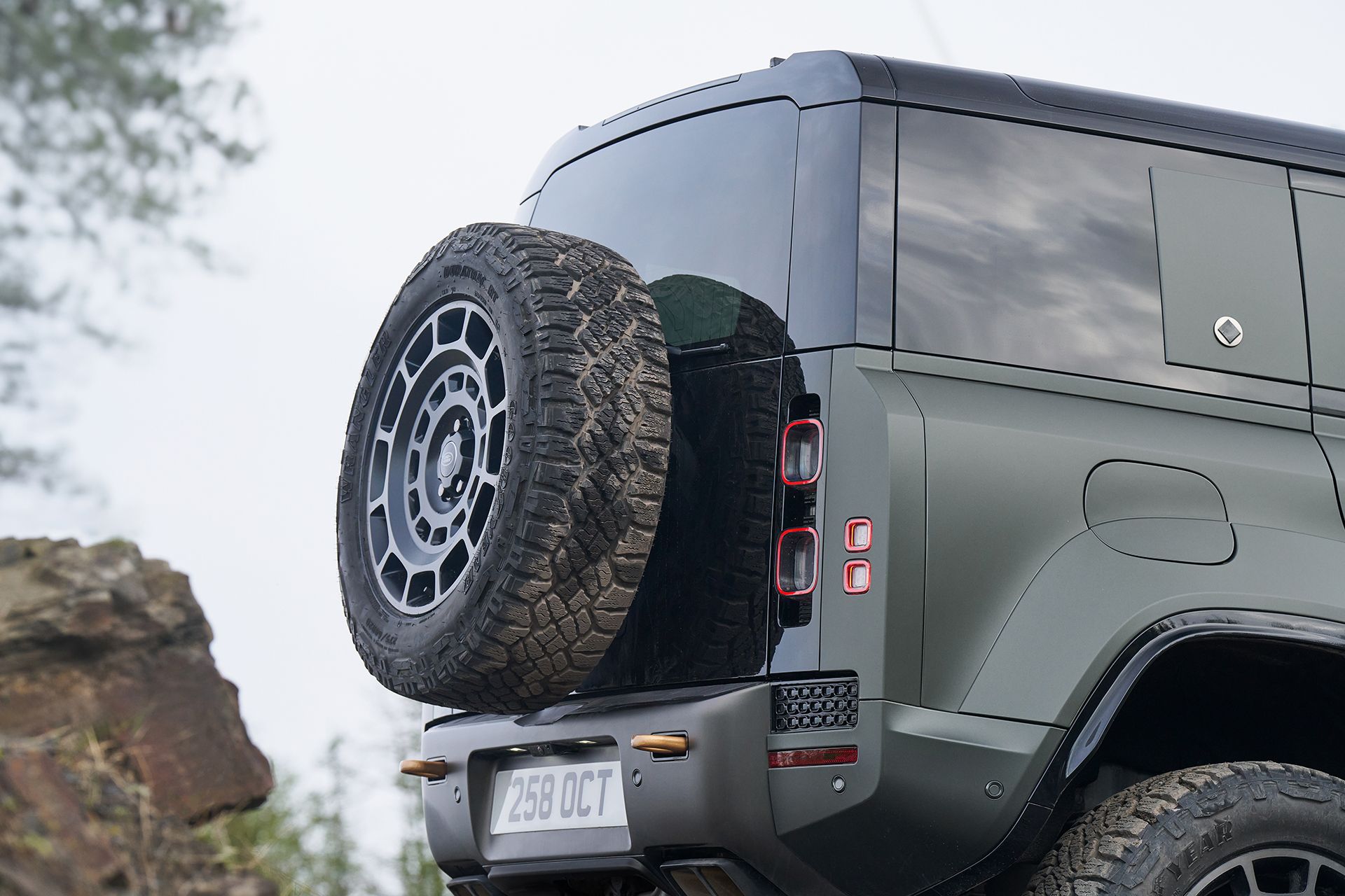 Land Rover Defender Octa je monštrum s extrémnymi vlastnosťami