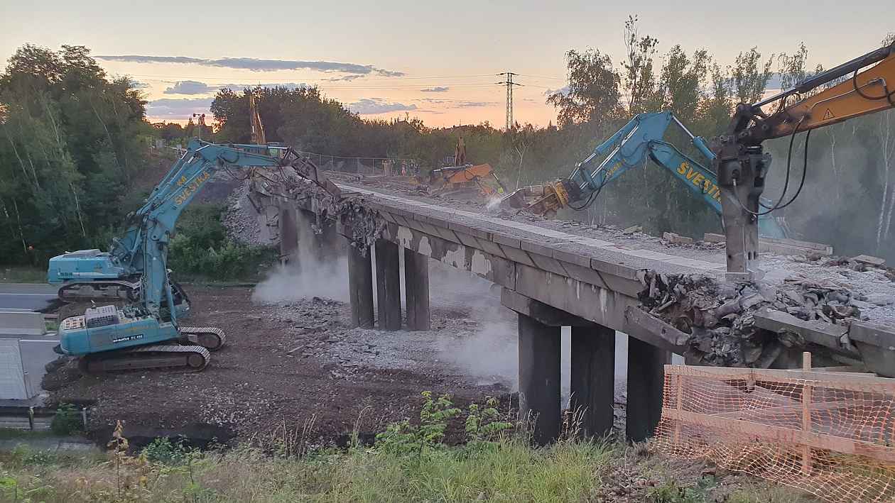 Demolačné práce železničného mosta cez diaľnicu D10 pri Brandýse nad Labem.