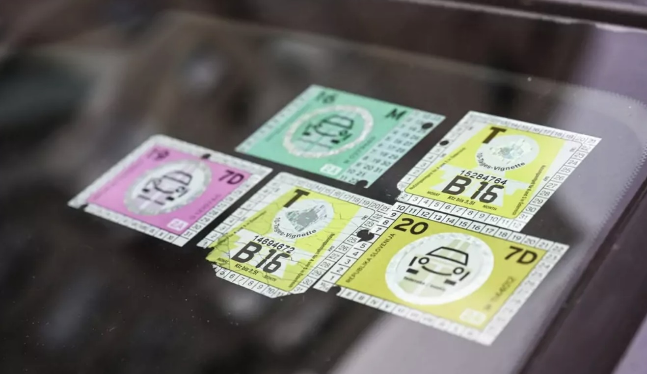 Do roku 2015 sme si na predné sklo auta museli dať nálepku, aby sme prípadnej kontrole pri využívaní diaľnice dokázali, že sme poplatok zaplatili.