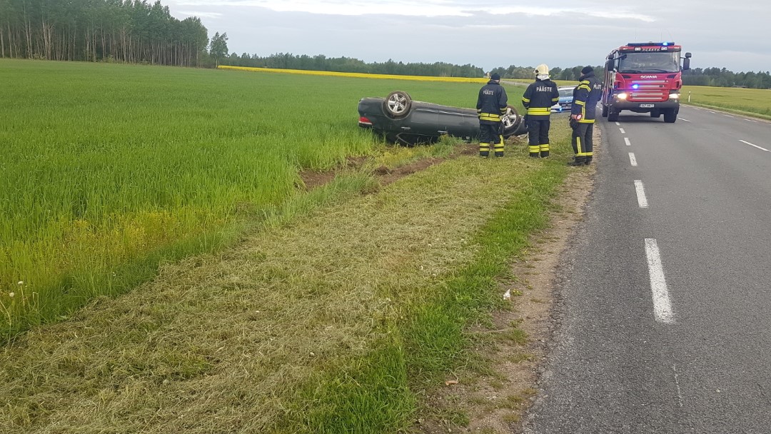 Drsná nehoda pri 260 km/h - Lexus skončil prevrátený na streche