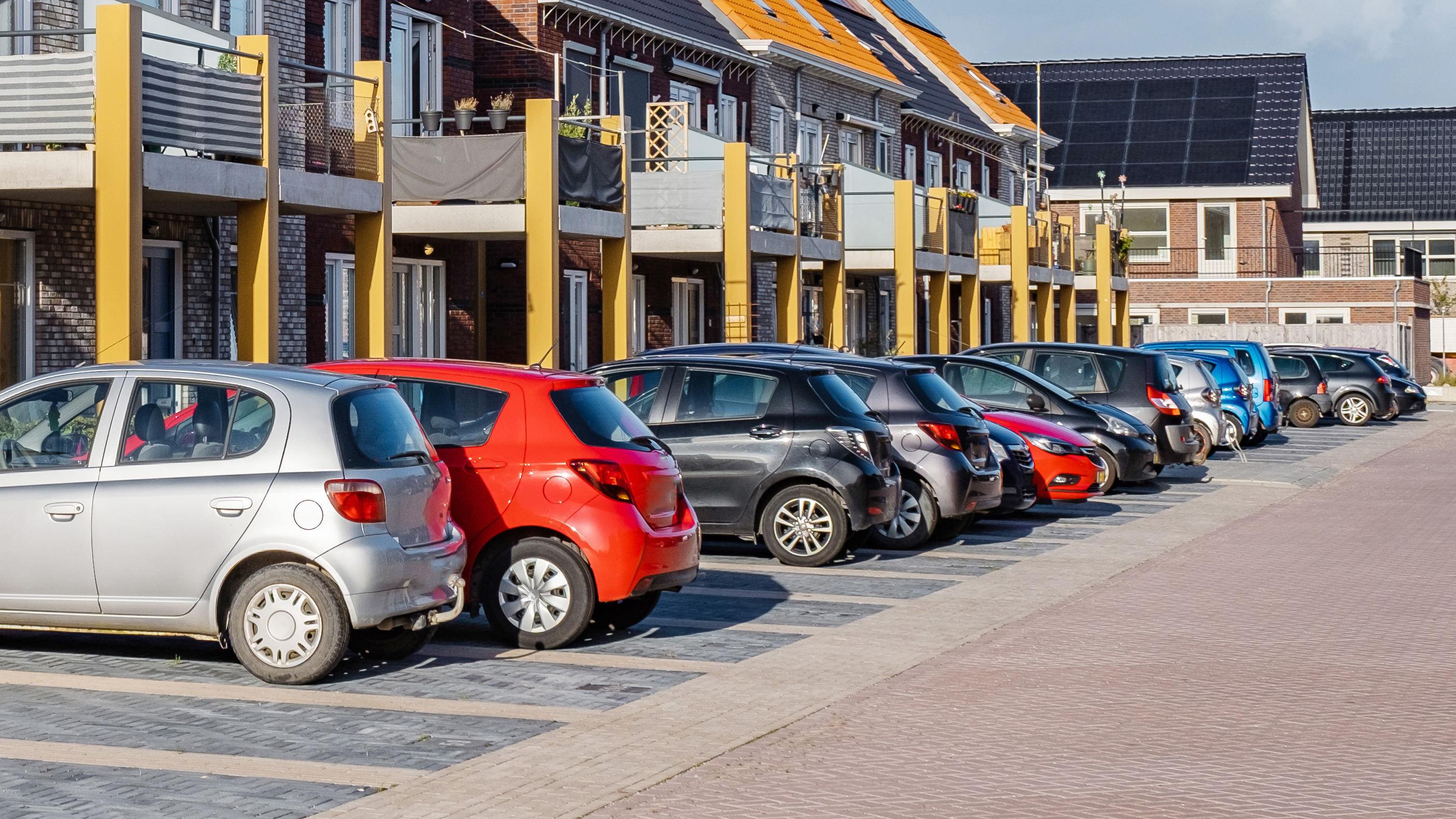 Autobazar.EU | Ak je pred rodinným domom vyhradené parkovacie státie, nemôže na ňom zastaviť hocikto. A ak sa nachádza na súkromnom pozemku, nemusí byť ani označené ako vyhradené