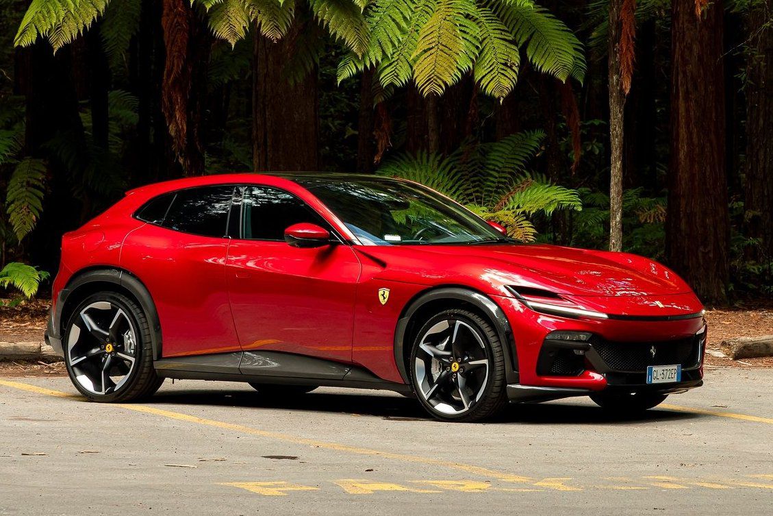 Ferrari Purosangue - Ferrari čistá krv - bič na Lamborghini Urus.