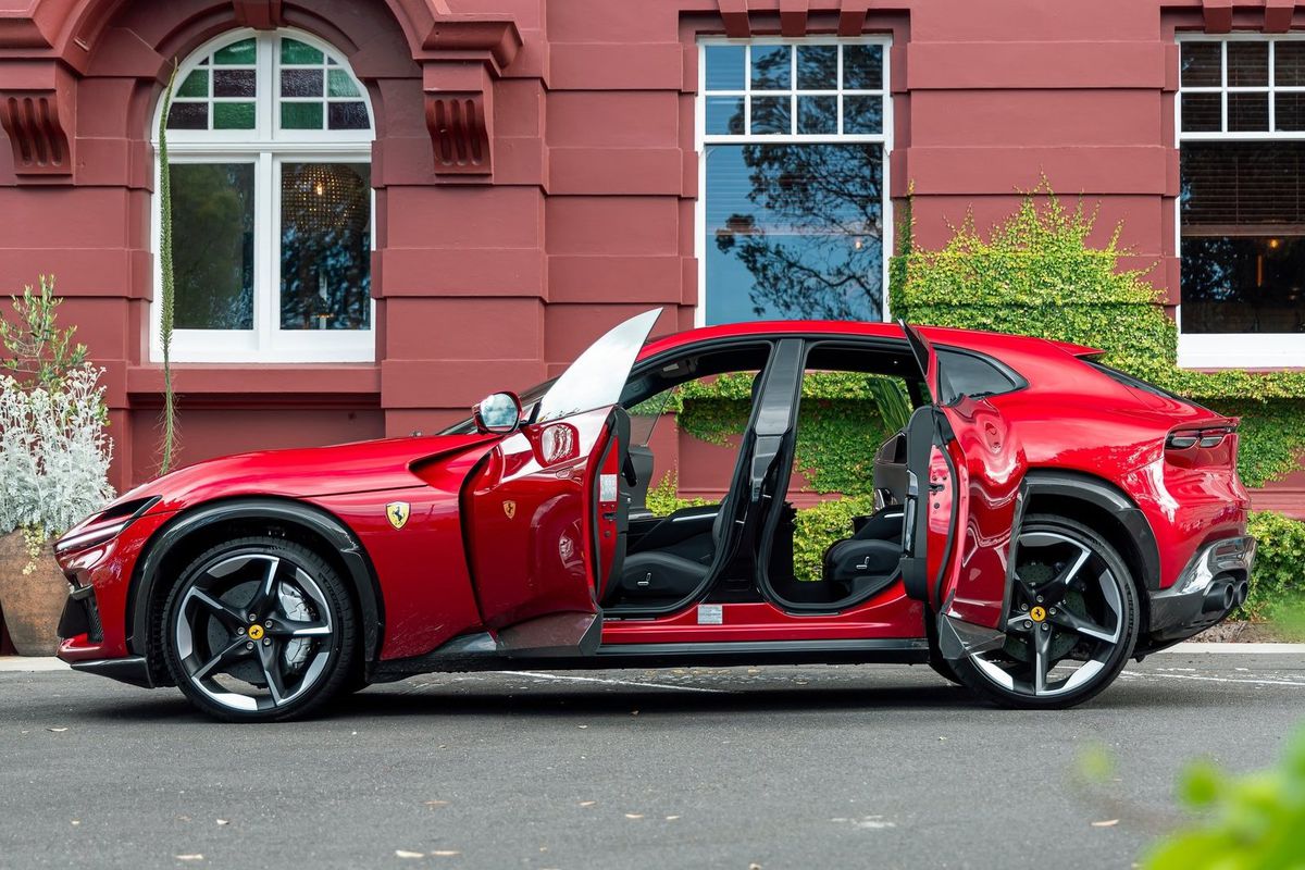 Ferrari Purosangue - Ferrari čistá krv - bič na Lamborghini Urus.
