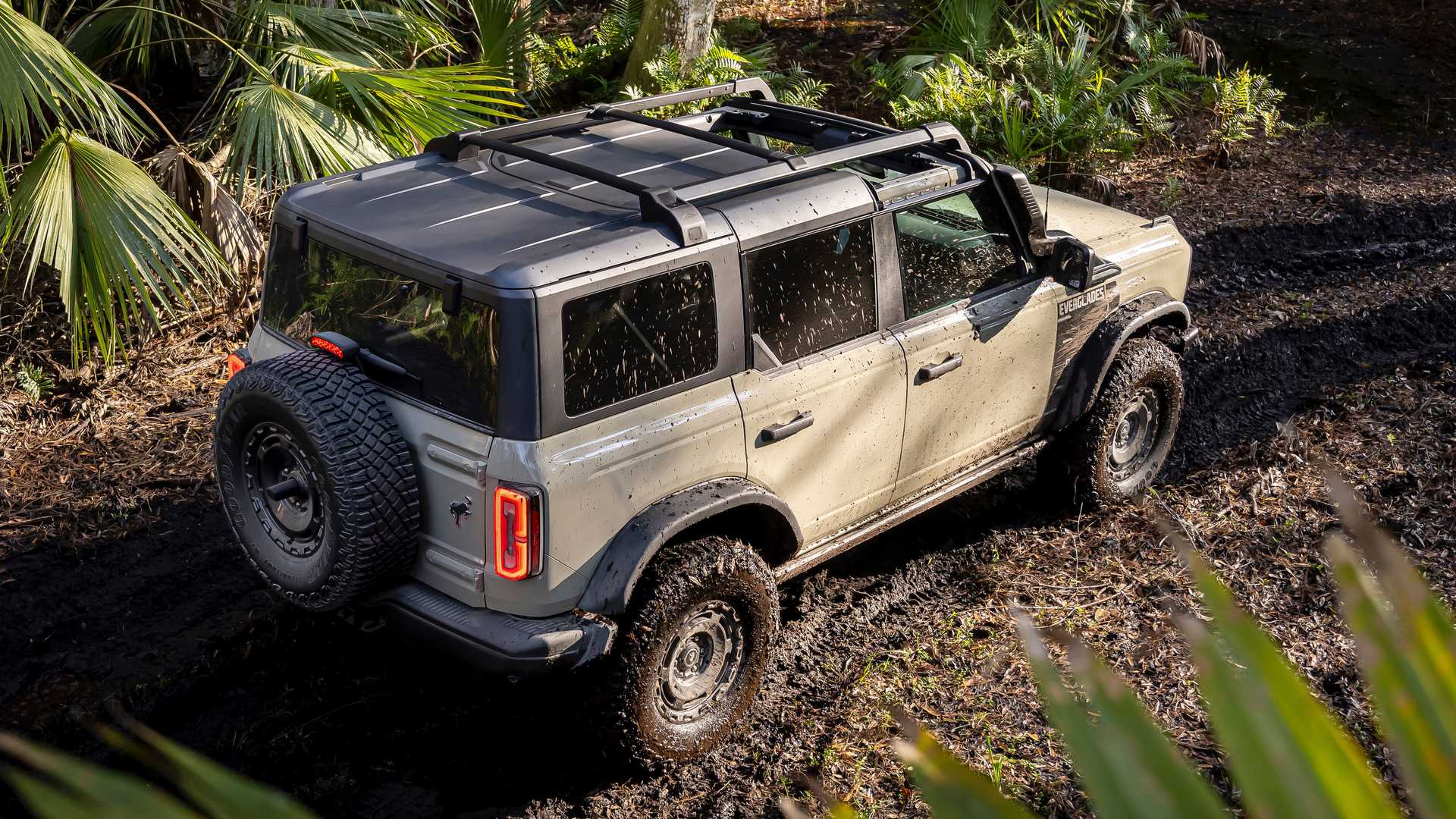 Ford Bronco Everglades má na blatníku samolepku s meraním hĺbky vody
