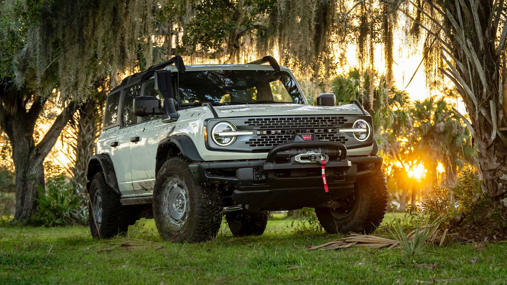Ford Bronco Everglades má na blatníku samolepku s meraním hĺbky vody
