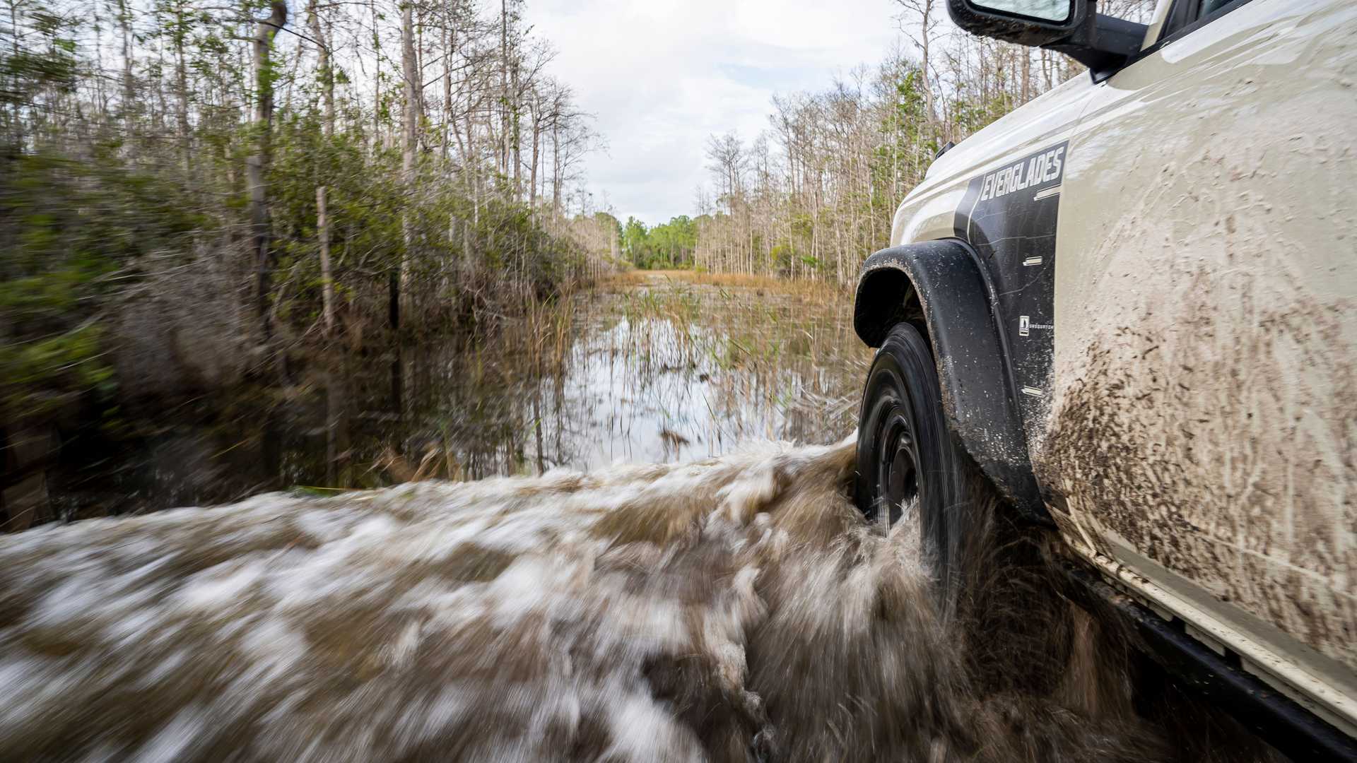 Ford Bronco Everglades má na blatníku samolepku s meraním hĺbky vody
