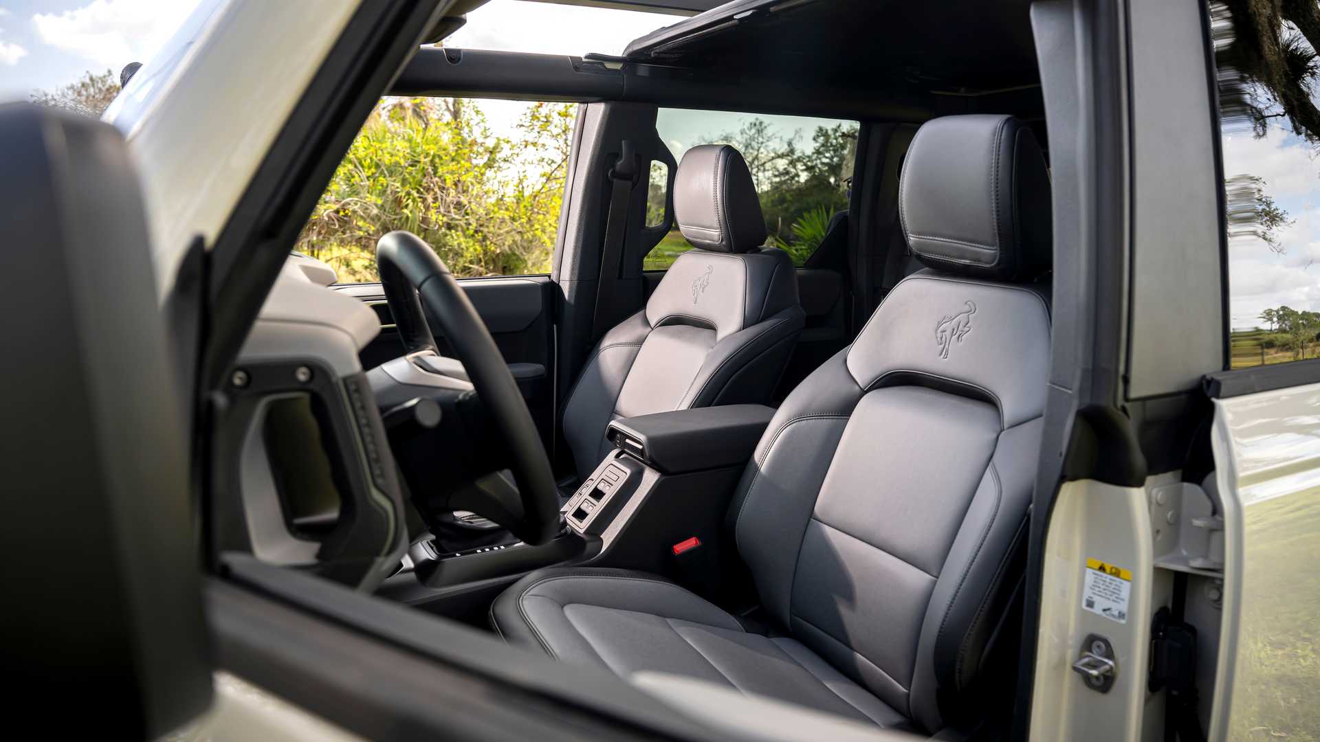 Ford Bronco Everglades má na blatníku samolepku s meraním hĺbky vody
