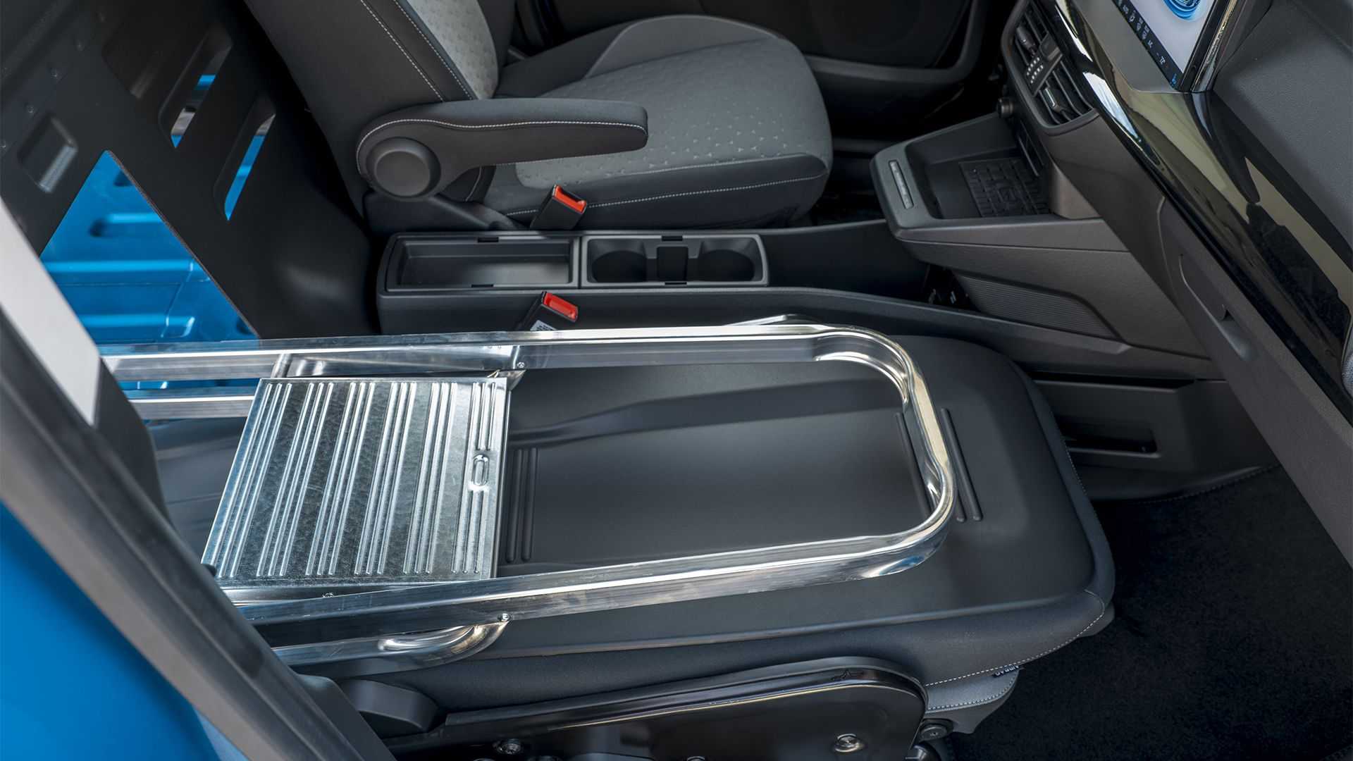 Ford rozširuje elektrickú ponuku úžitkáčov, ukázal E-Transit Courier