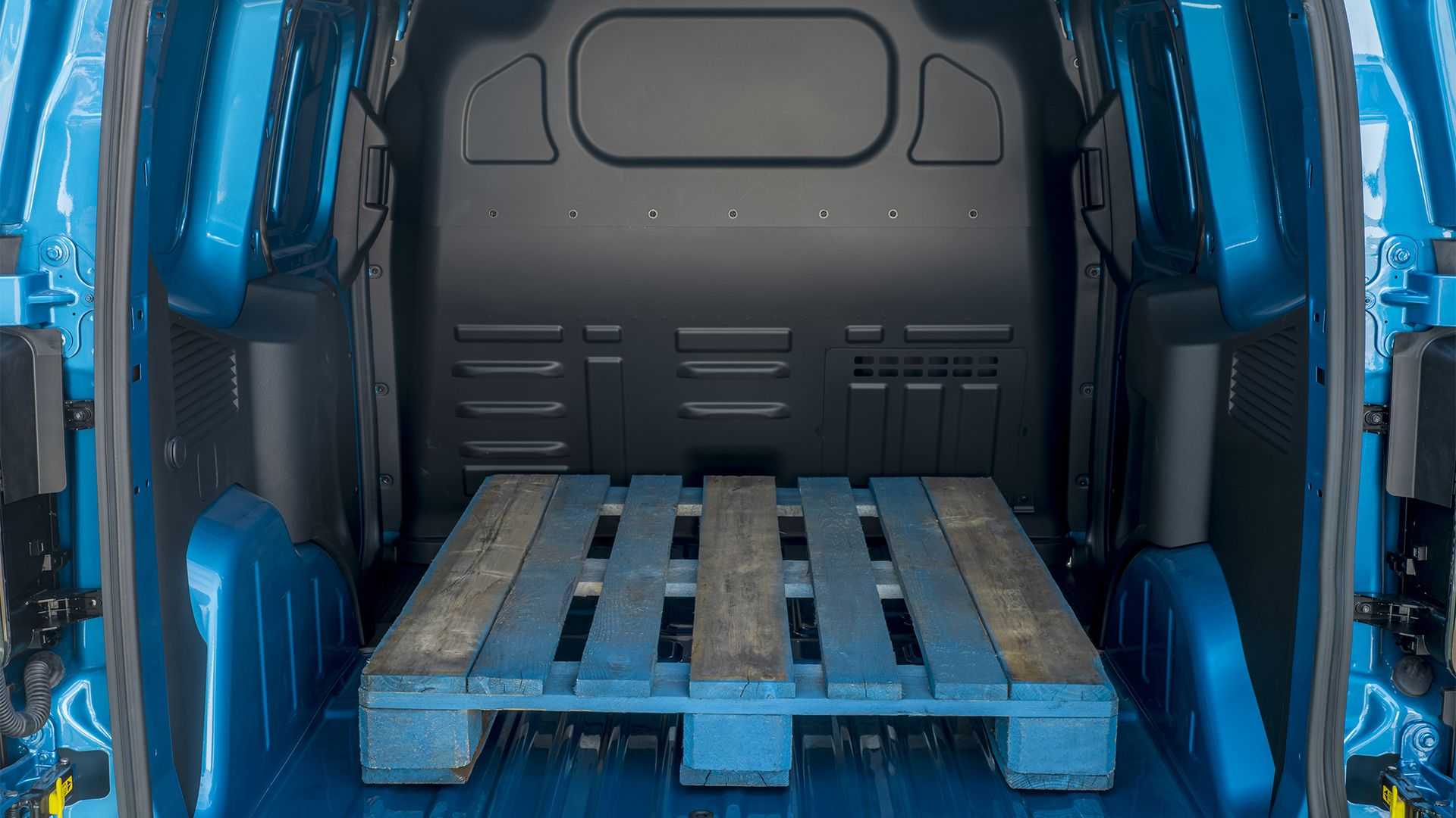Ford rozširuje elektrickú ponuku úžitkáčov, ukázal E-Transit Courier