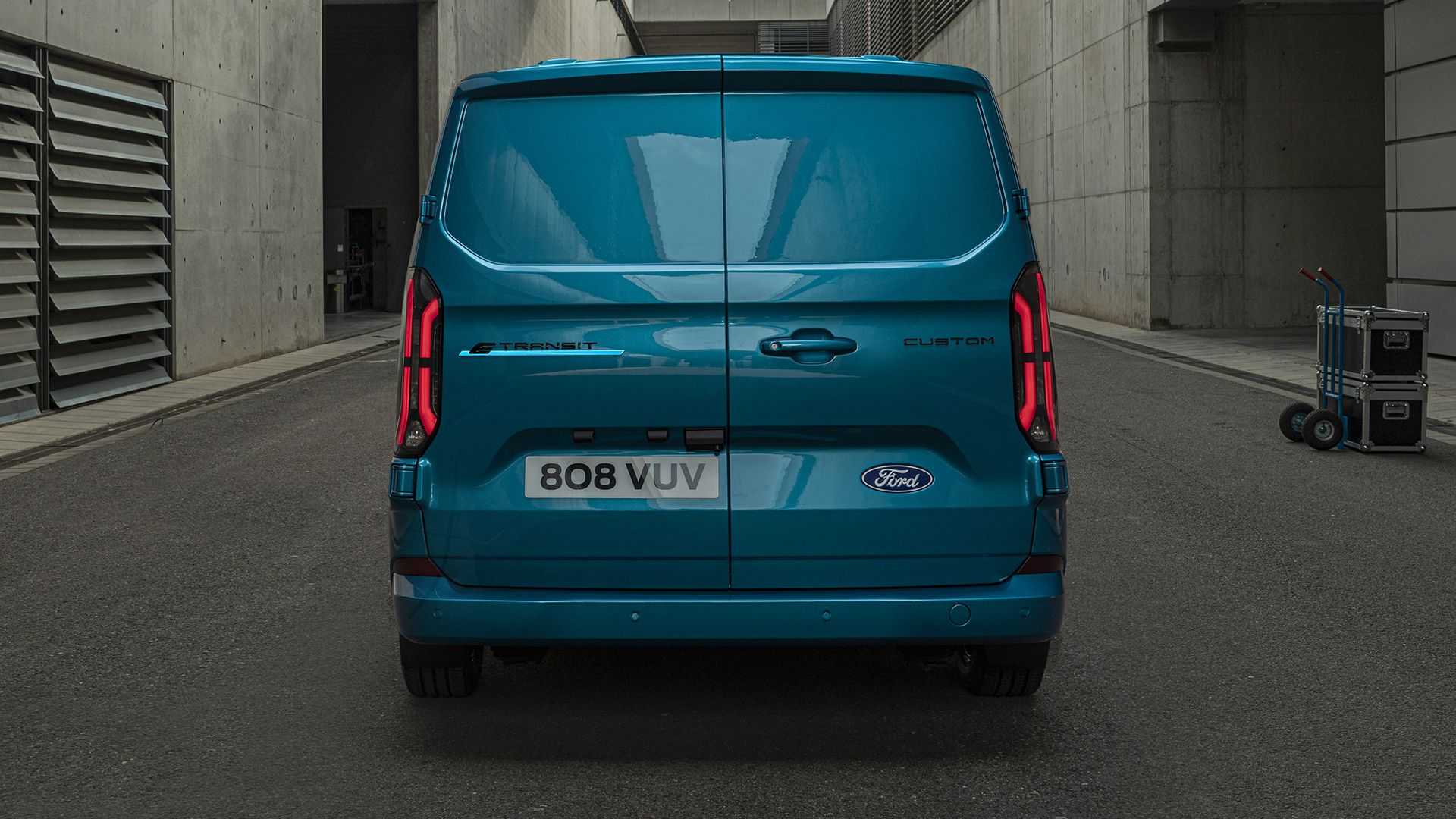 Elektrický Ford Transit Custom prejde na nabitie až 380 kilometrov