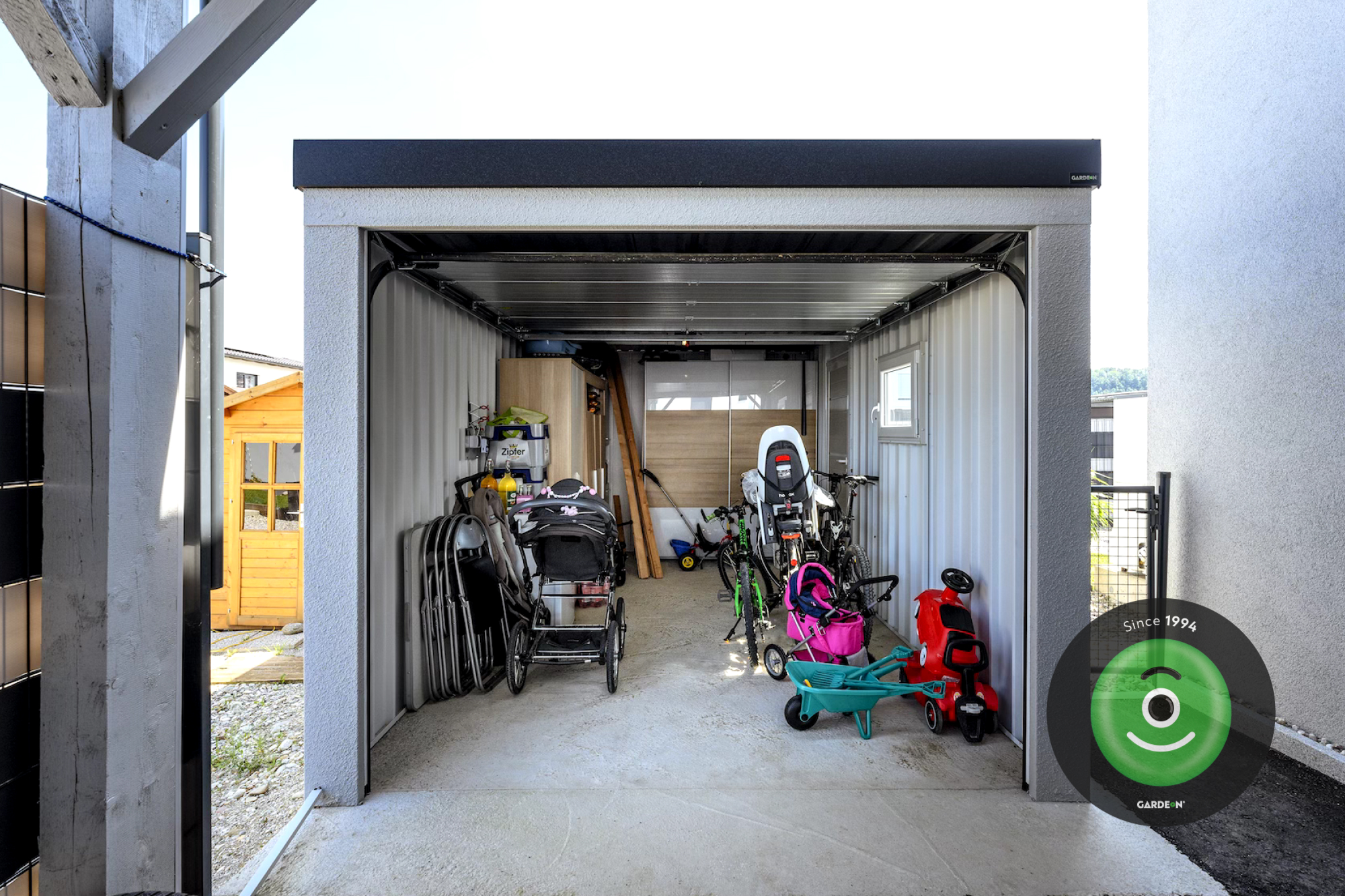 Detail interiéru montovanej garáže s hotovou vonkajšou omietkou