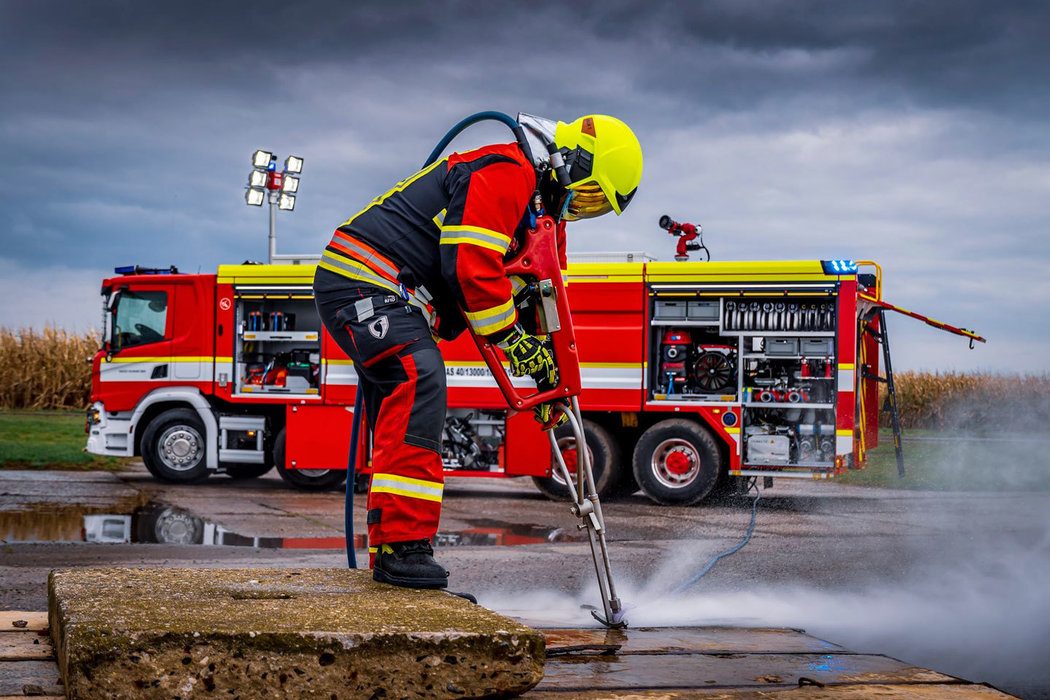 Horenie elektromobilov vs. áut so spaľovacím motorom (ilustračná fotografia).)