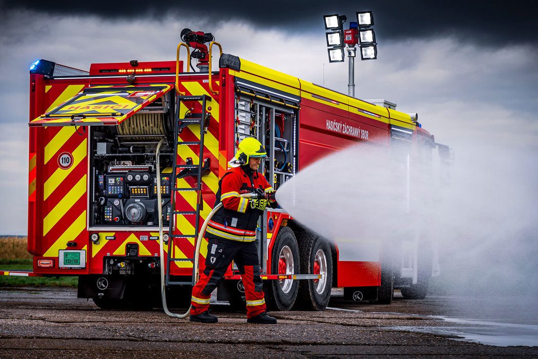 Nabíjačky musia byť všade. Slovensko pripravuje nové predpisy protipožiarnej bezpečnosti.