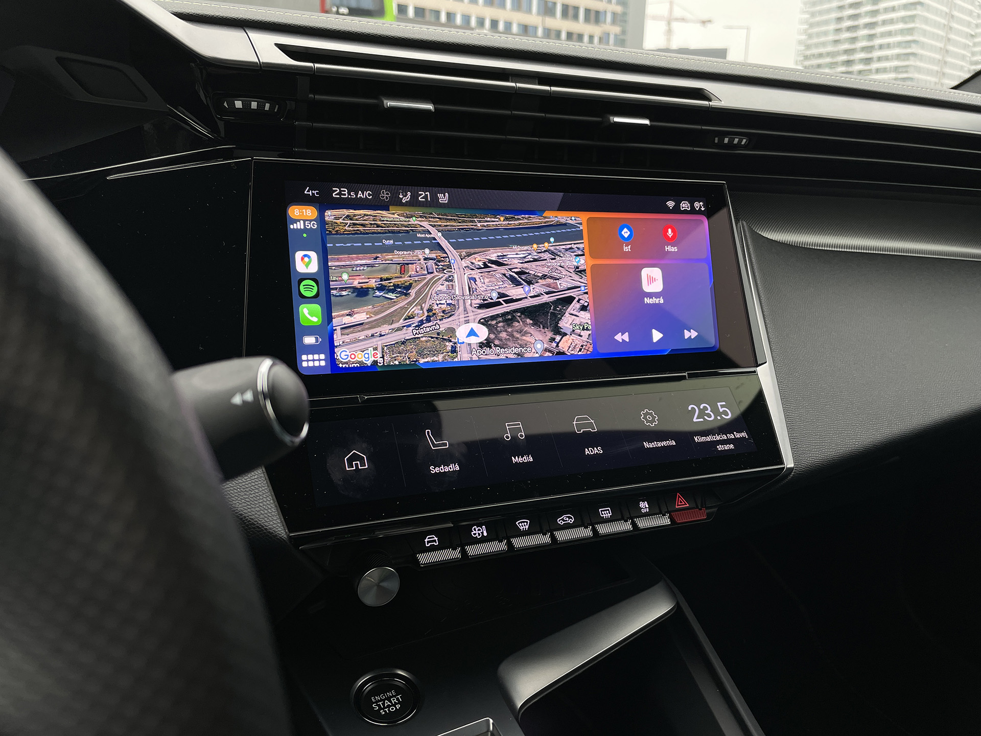 Peugeot 308 je hlavne o štýle, nemení to ani trojvalec