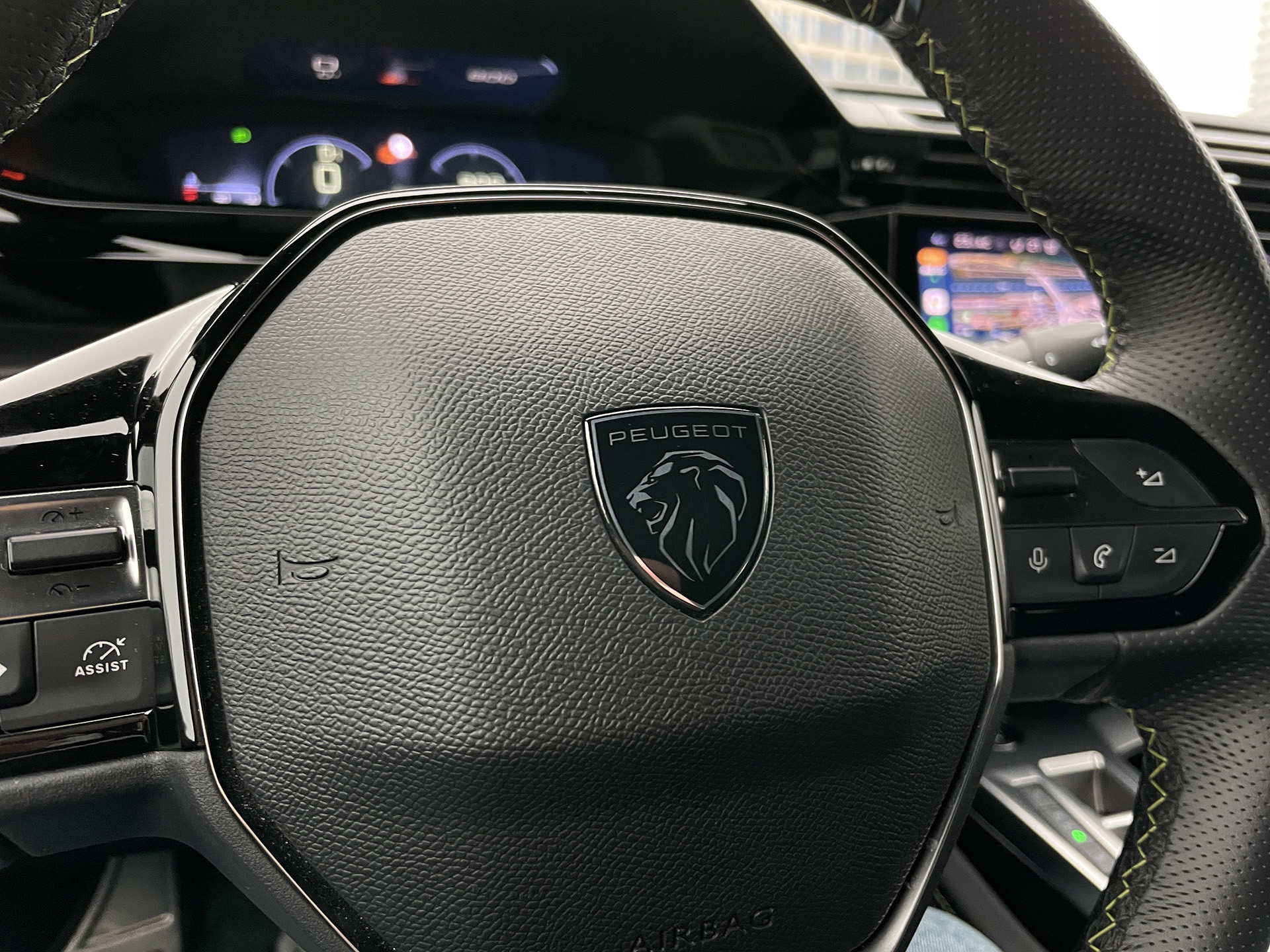 Peugeot 308 je hlavne o štýle, nemení to ani trojvalec