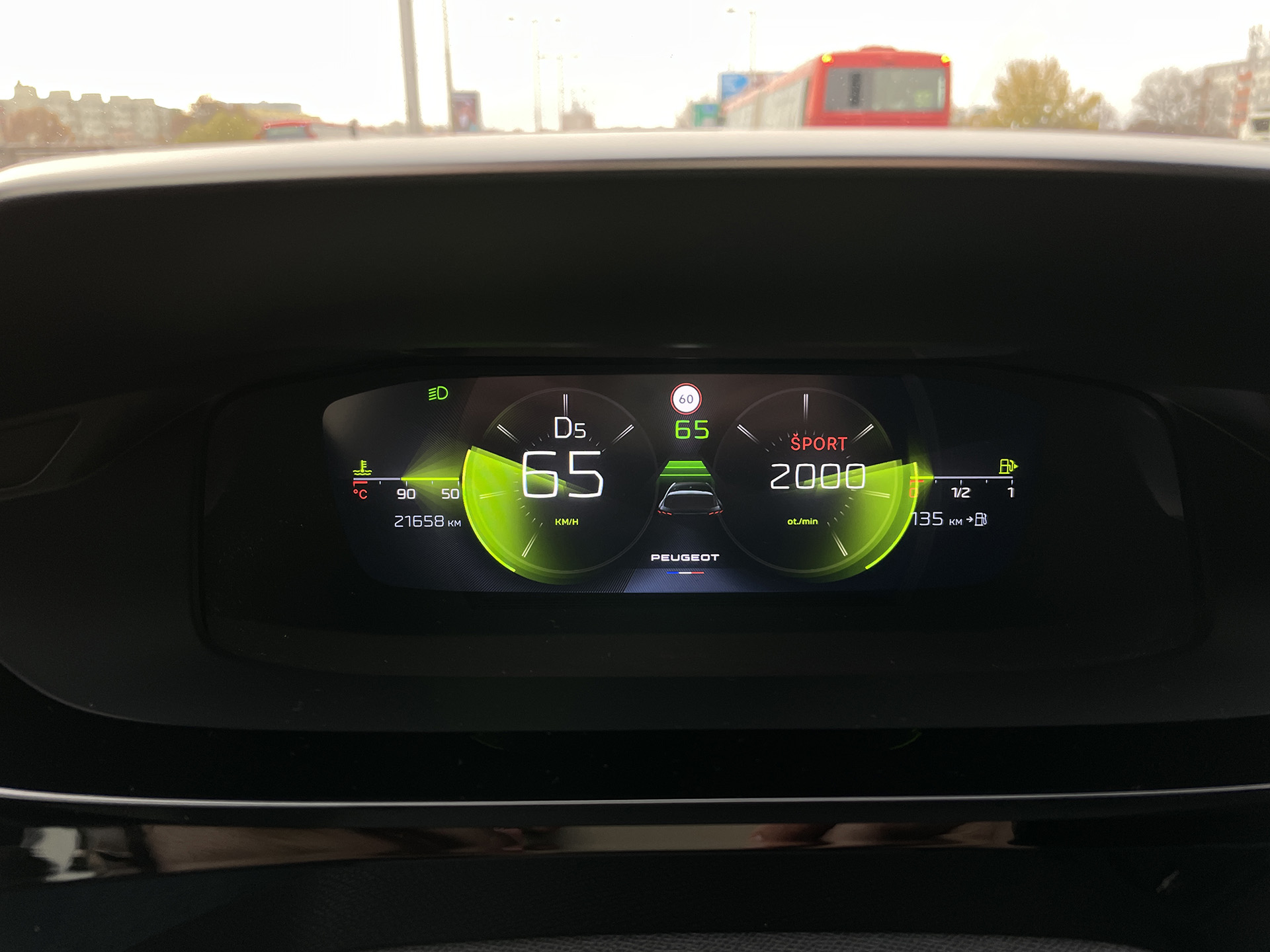 Peugeot 308 je hlavne o štýle, nemení to ani trojvalec