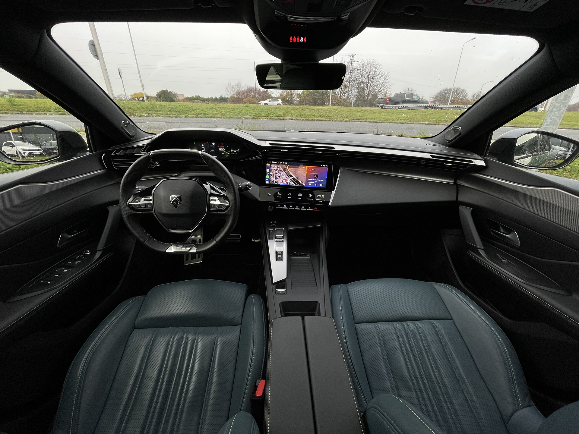 Peugeot 308 je hlavne o štýle, nemení to ani trojvalec