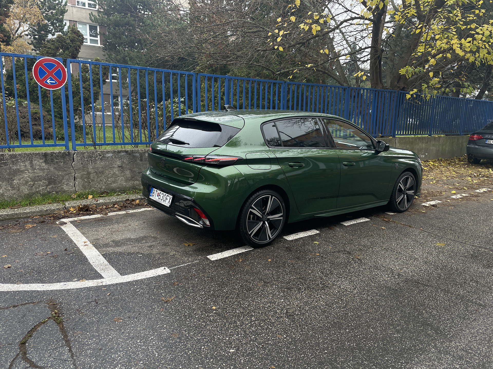 Peugeot 308 je hlavne o štýle, nemení to ani trojvalec