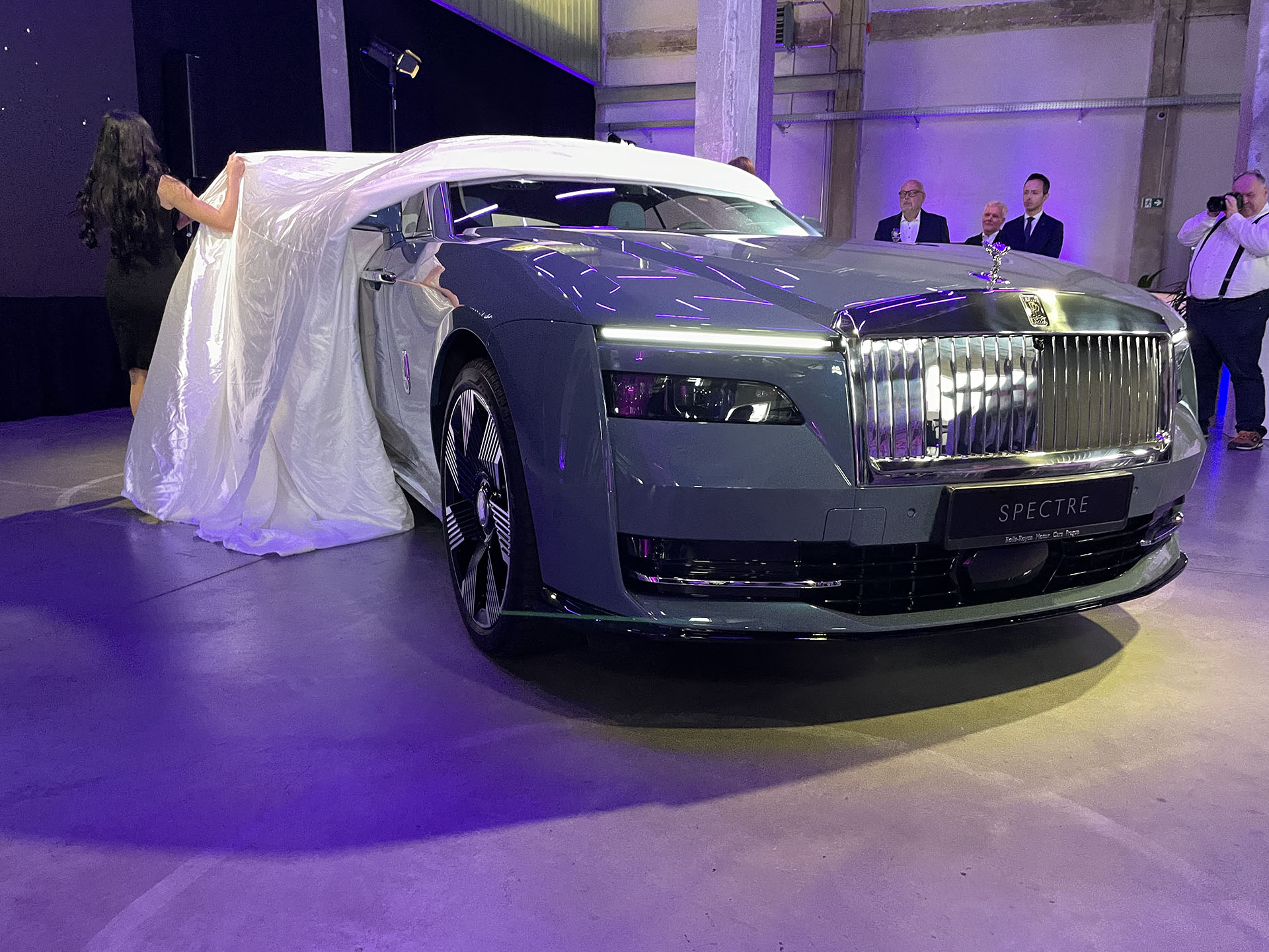 Elektrický Rolls-Royce Spectre sa ukázal na Slovensku, je monumentálny