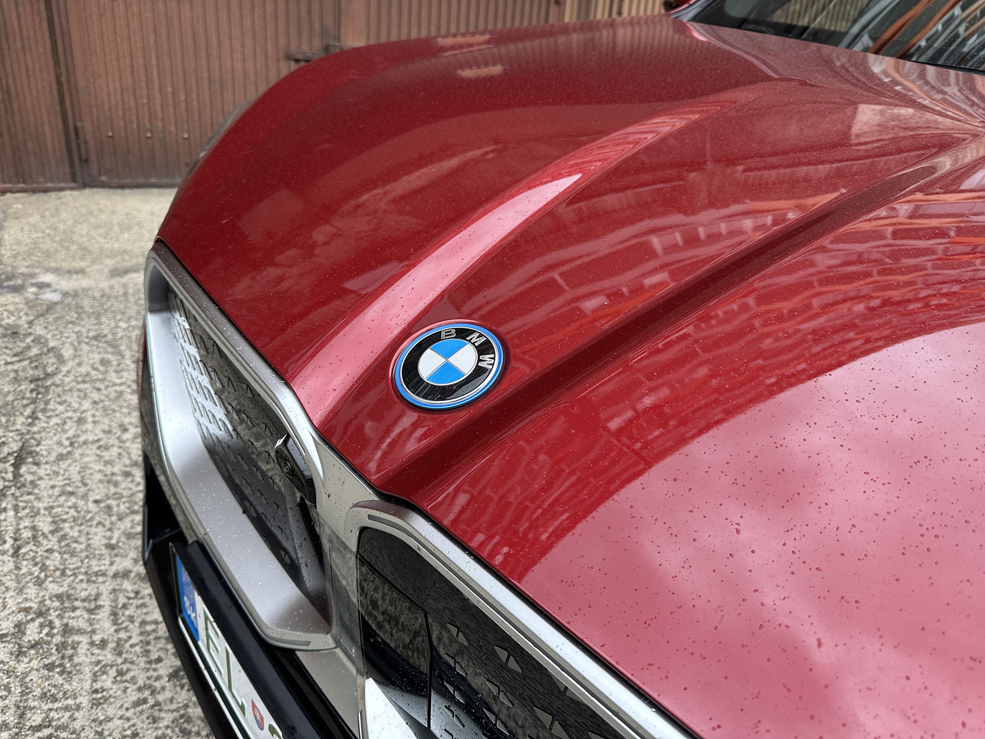 Prvá jazda BMW iX2: Aj ako rodinné auto vie zaujať