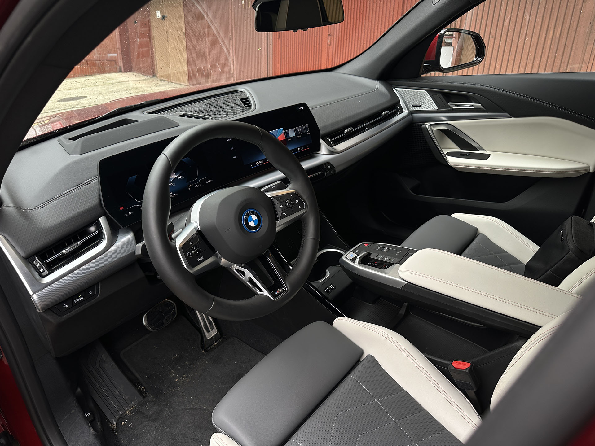 Prvá jazda BMW iX2: Aj ako rodinné auto vie zaujať