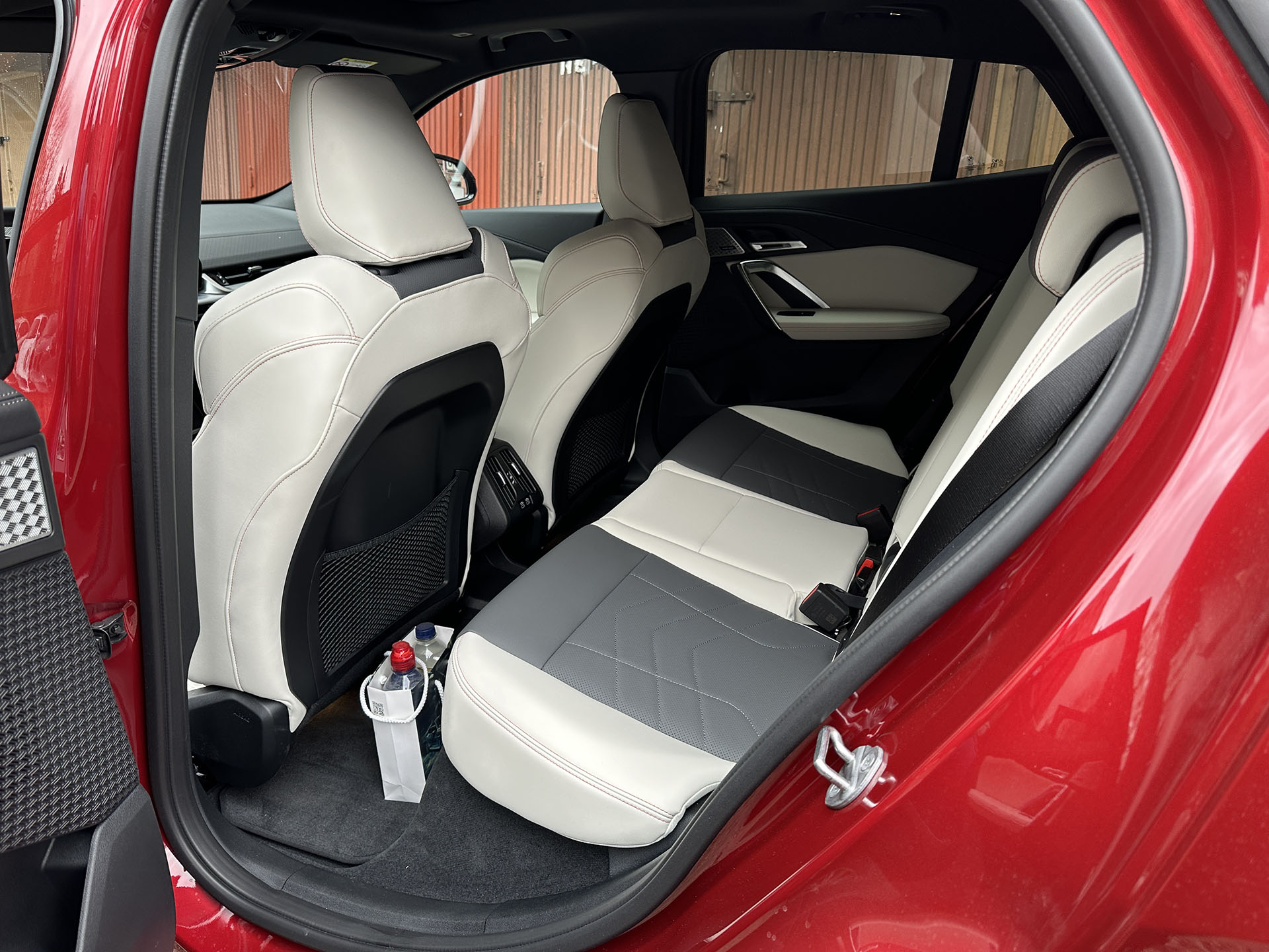 Prvá jazda BMW iX2: Aj ako rodinné auto vie zaujať