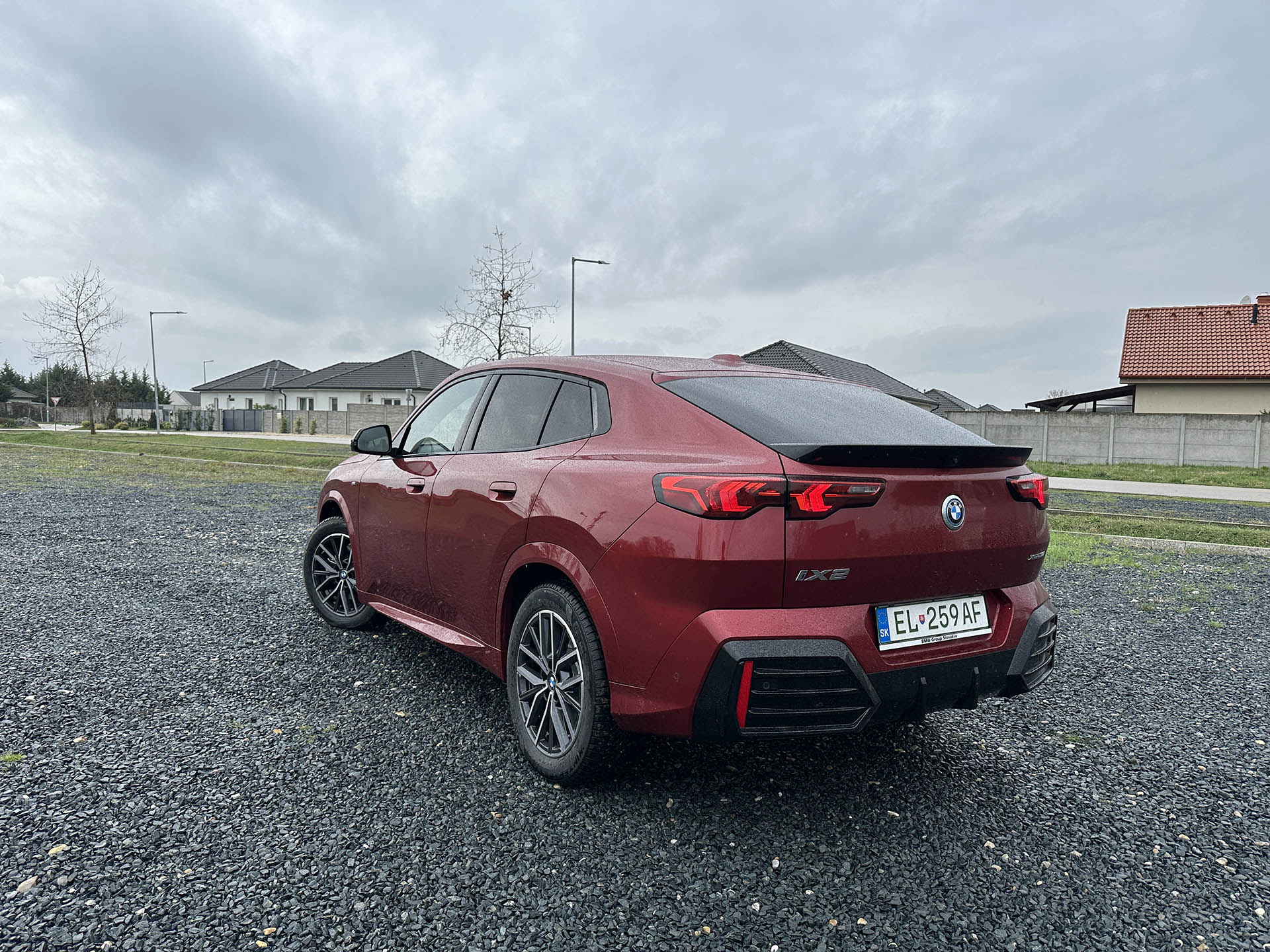 Prvá jazda BMW iX2: Aj ako rodinné auto vie zaujať