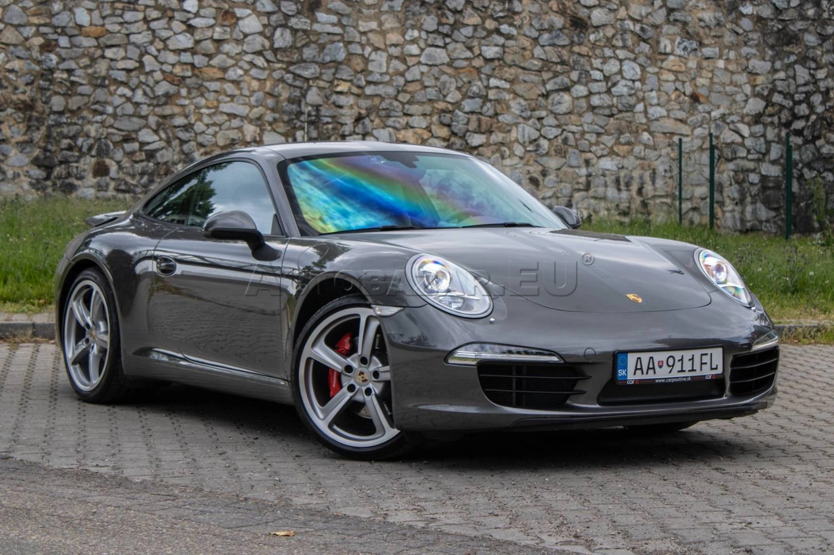 Najviac a najmenej spoľahlivé 10+ ročné autá podľa výsledkov STK 2 Inzercia Autobazar.EU. Porsche 911 sa ukazuje ako najspoľahlivejšia jazdenka s vekom 10 a viac rokov