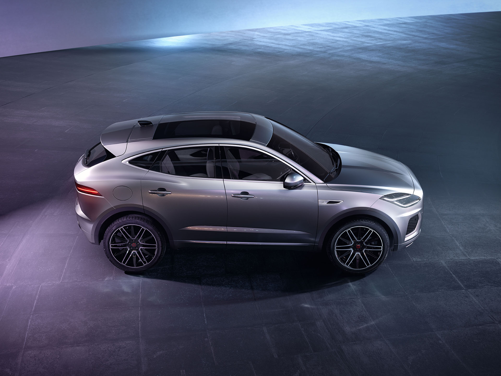 Jaguar vylepšil svoj malý crossover E-Pace, bude mať aj trojvalec