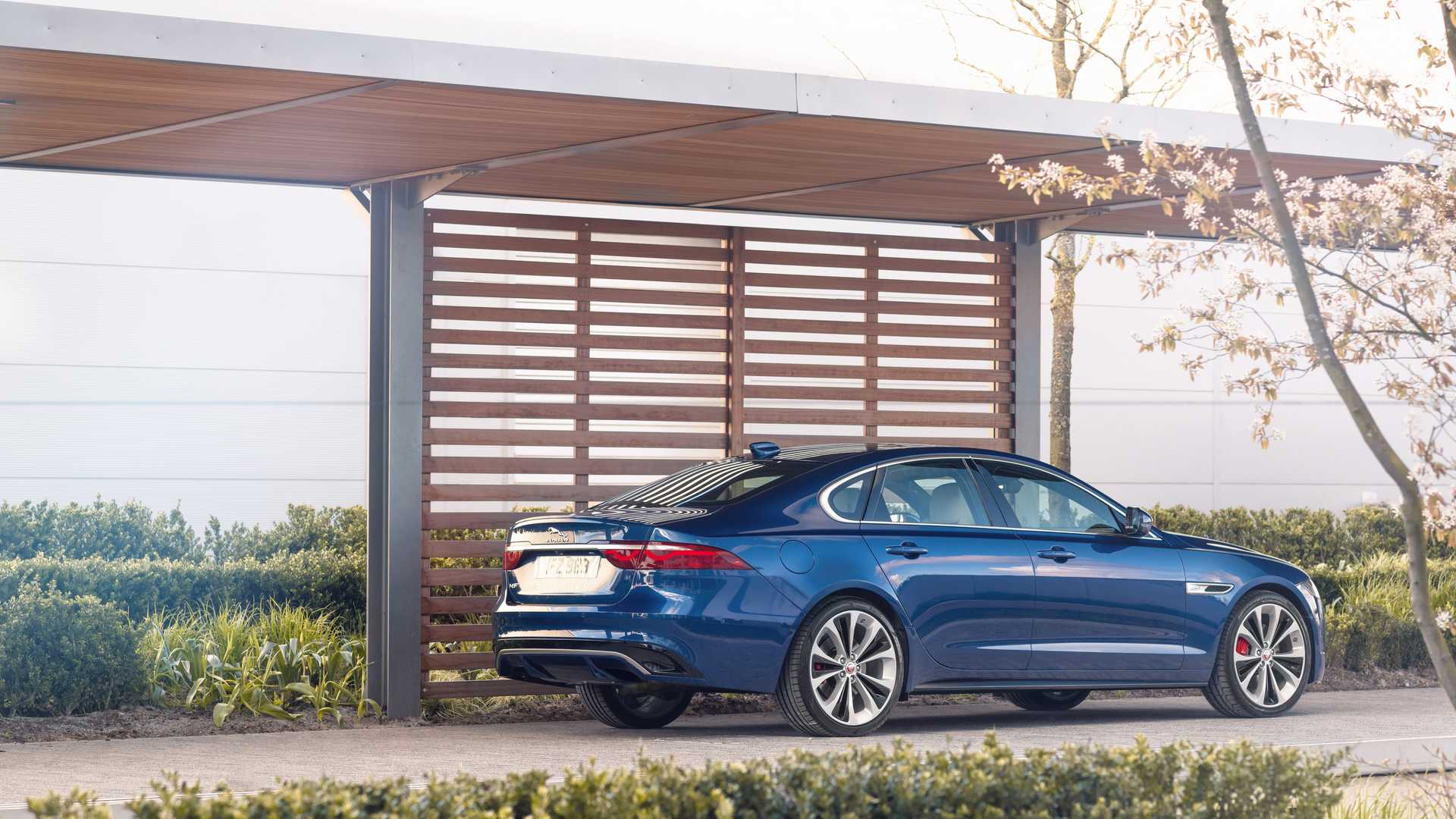 Jaguar XF zásadne zmenil interiér