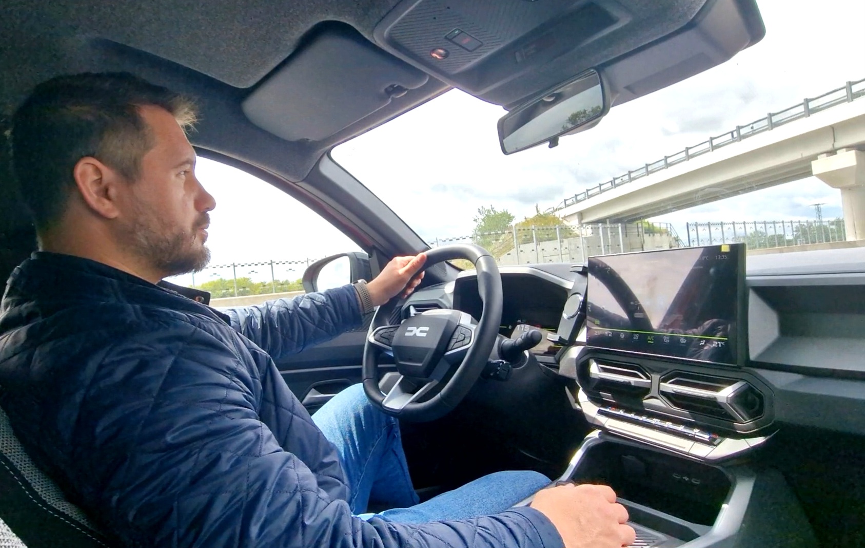 Autobazar.EU. Dacia Bigster HEV počas celého týždňa jazdila s priemernou spotrebou len 5,2 l/100 km, čo je s ohľadom na veľkosť, hmotnosť aj charakter vozidla mimoriadne pôsobivý výsledok. Na elektrinu často jazdí aj na diaľnici.