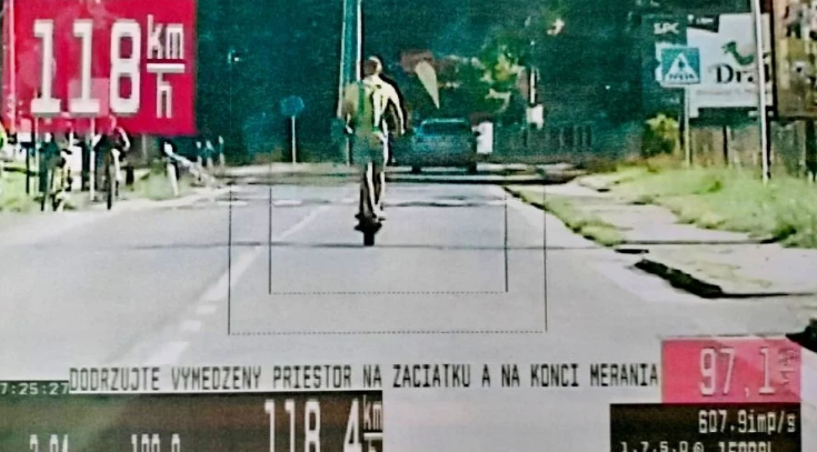 Mužovi na kolobežke nameral policajný radar rekordnú rýchlosť. Na meranom cestnom úseku sa pohyboval 43-ročný účastník premávky rýchlosťou až 118,4 km! Ako sa na kolobežke dá udržať v tak extrémne vysokej rýchlosti?