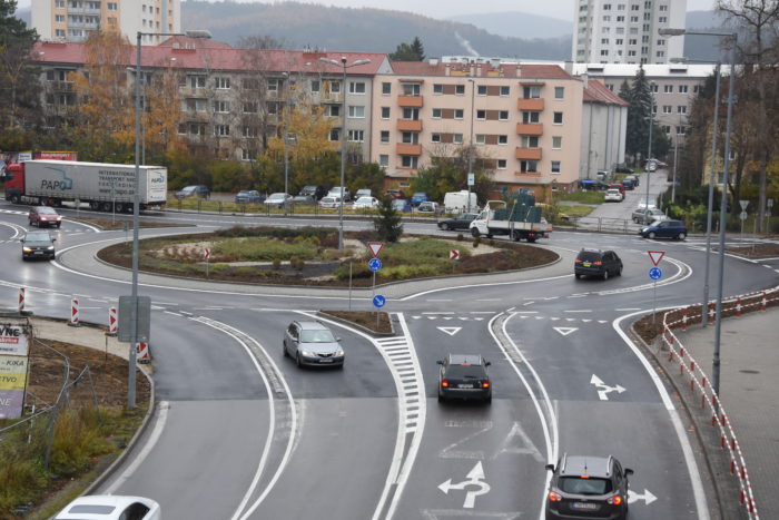 Turbo-okružná križovatka v Trenčíne na Štefánikovej ulici, pri MAXe. Zo všetkých vetiev sa dá odbočiť na všetky smery. 