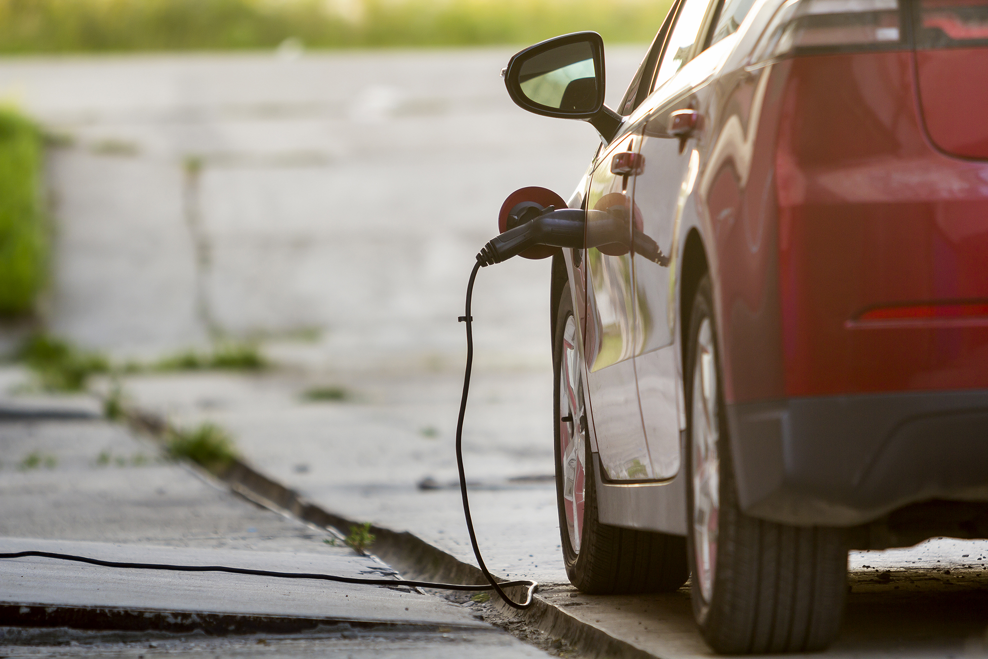 Autobazar.EU. Nabíjanie káblom na ulici je v poriadku, kábel však nesmie predstavovať prekážku napríklad pre osoby na vozíkoch alebo nevidiacich chodcov