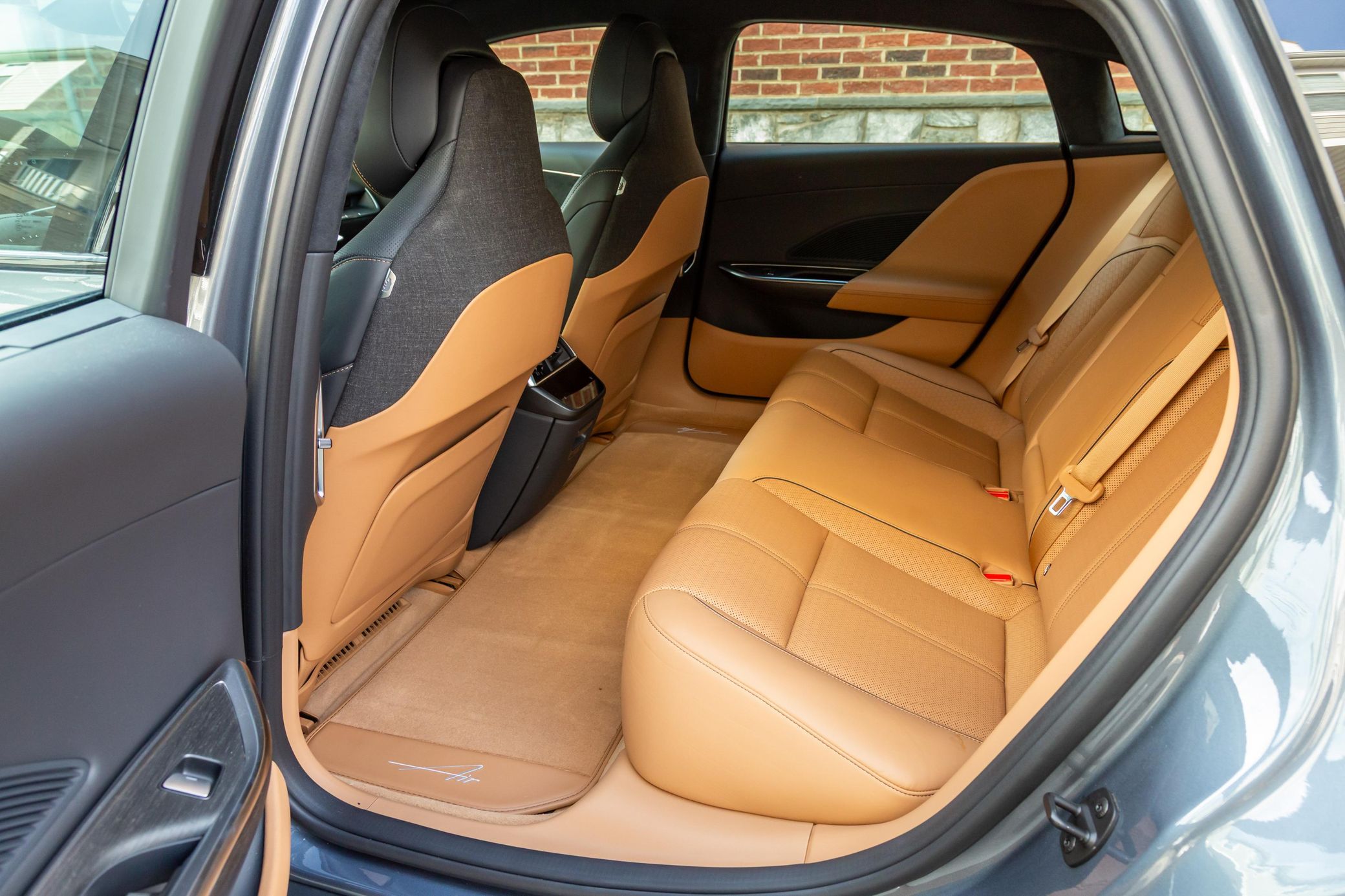 Extrémna amortizácia. Strata 40% hodnoty po 10 mesiacov poukazuje na veľký problém luxusných áut