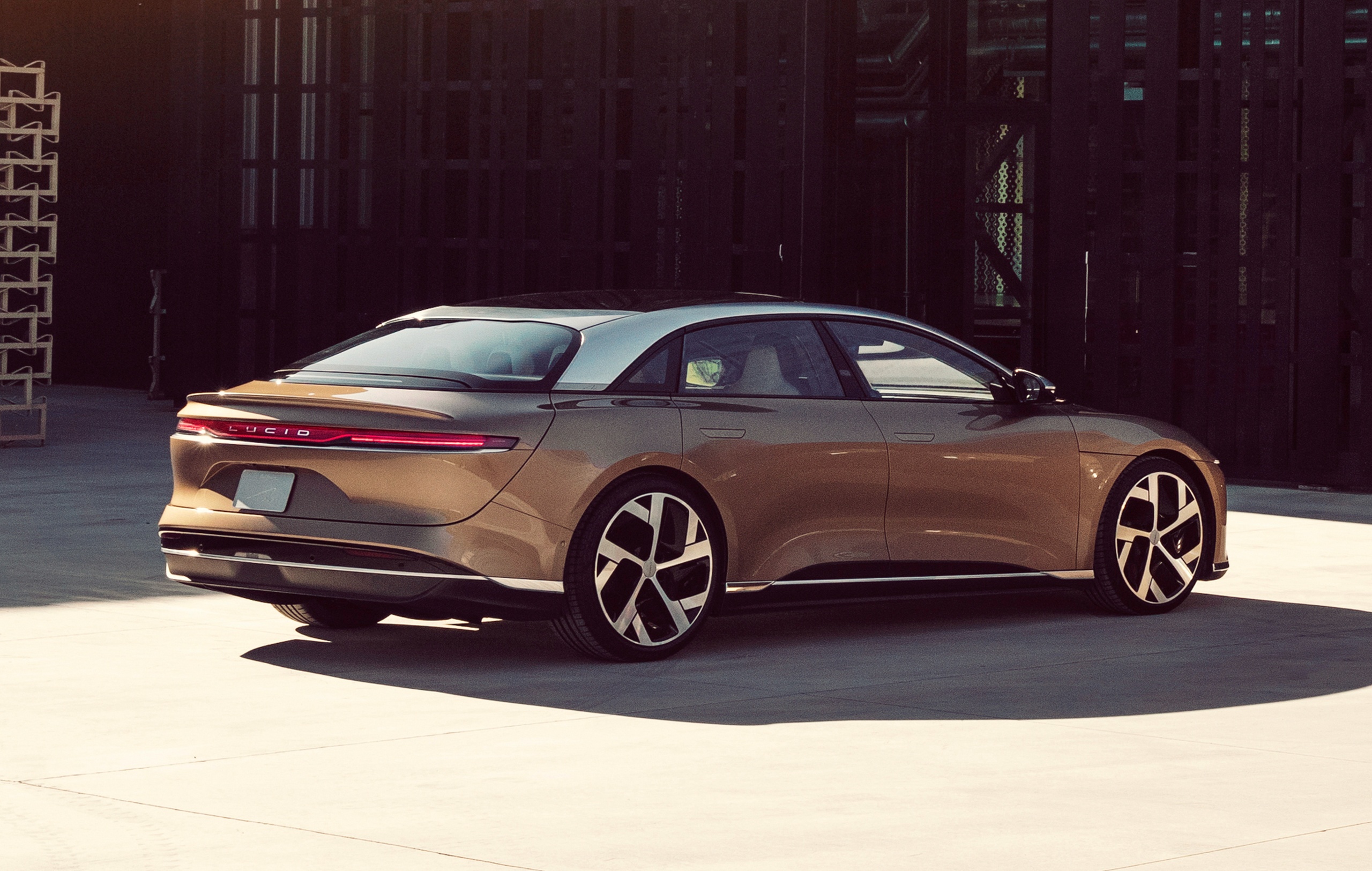 Vzácny elektrický Lucid Air v plameňoch.