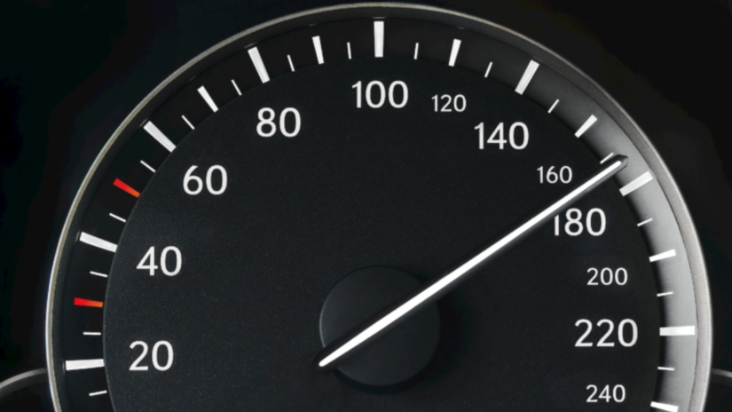Obmedzovač rýchlosti bude povinný: Spomalí na základe GPS a značiek!