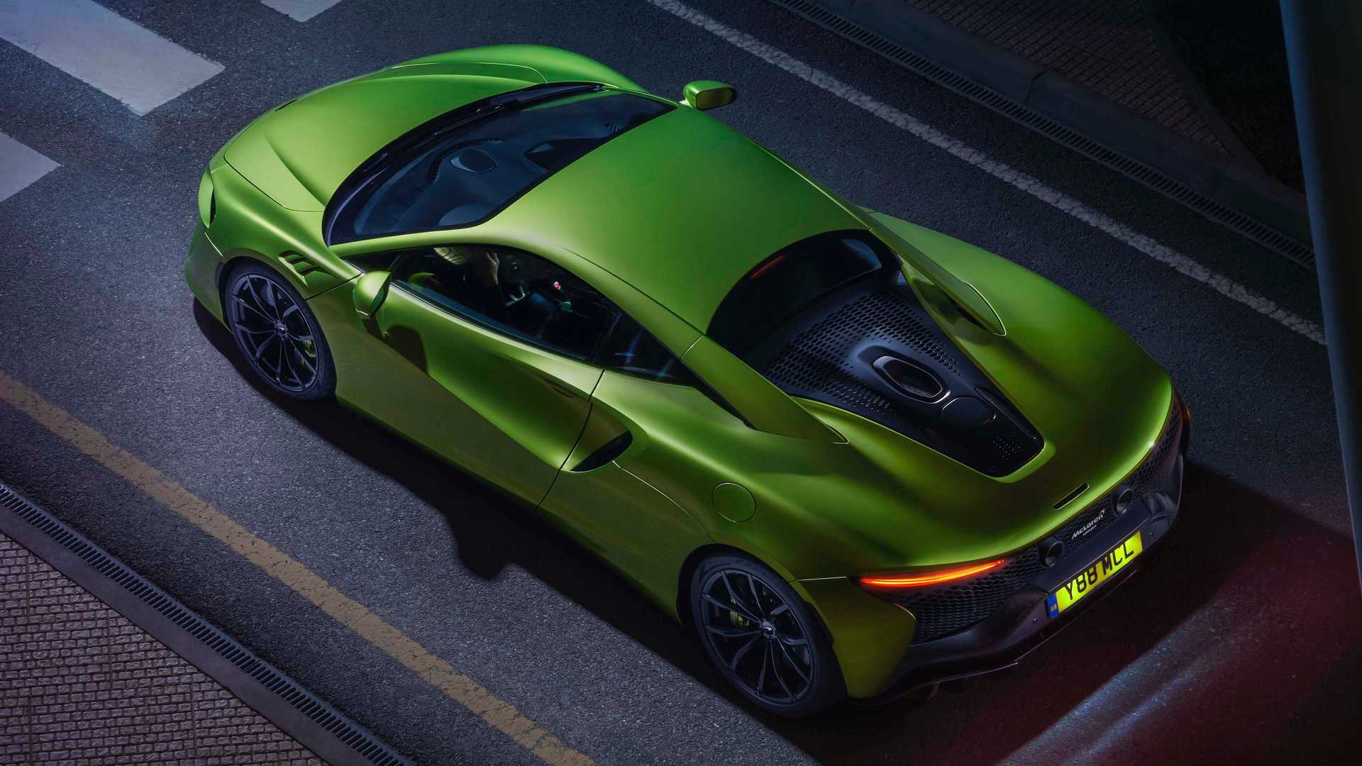 Nový McLaren Artura má menej valcov, ale pomáha mu elektromotor