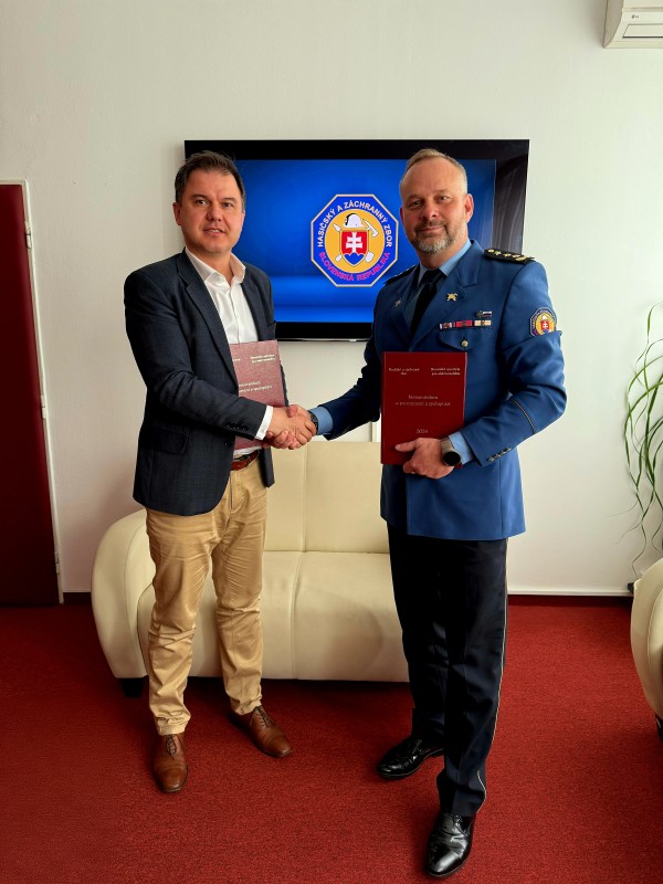 Slovenská asociácia pre elektromobilitu (SEVA) a Prezídium Hasičského a záchranného zboru Ministerstva vnútra Slovenskej republiky (HaZZ) 18.11. 2024 oznámili podpísanie Memoranda o porozumení a spolupráci, ktorého cieľom je definovať požiarno-bezpečnostné pravidlá v súvislosti s rozvojom elektromobility na Slovensku.