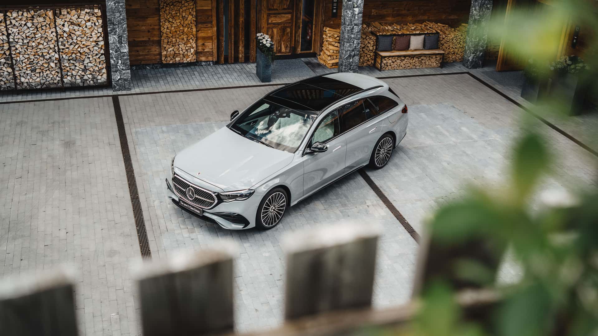 Nový Mercedes triedy E kombi ukazuje dynamické línie