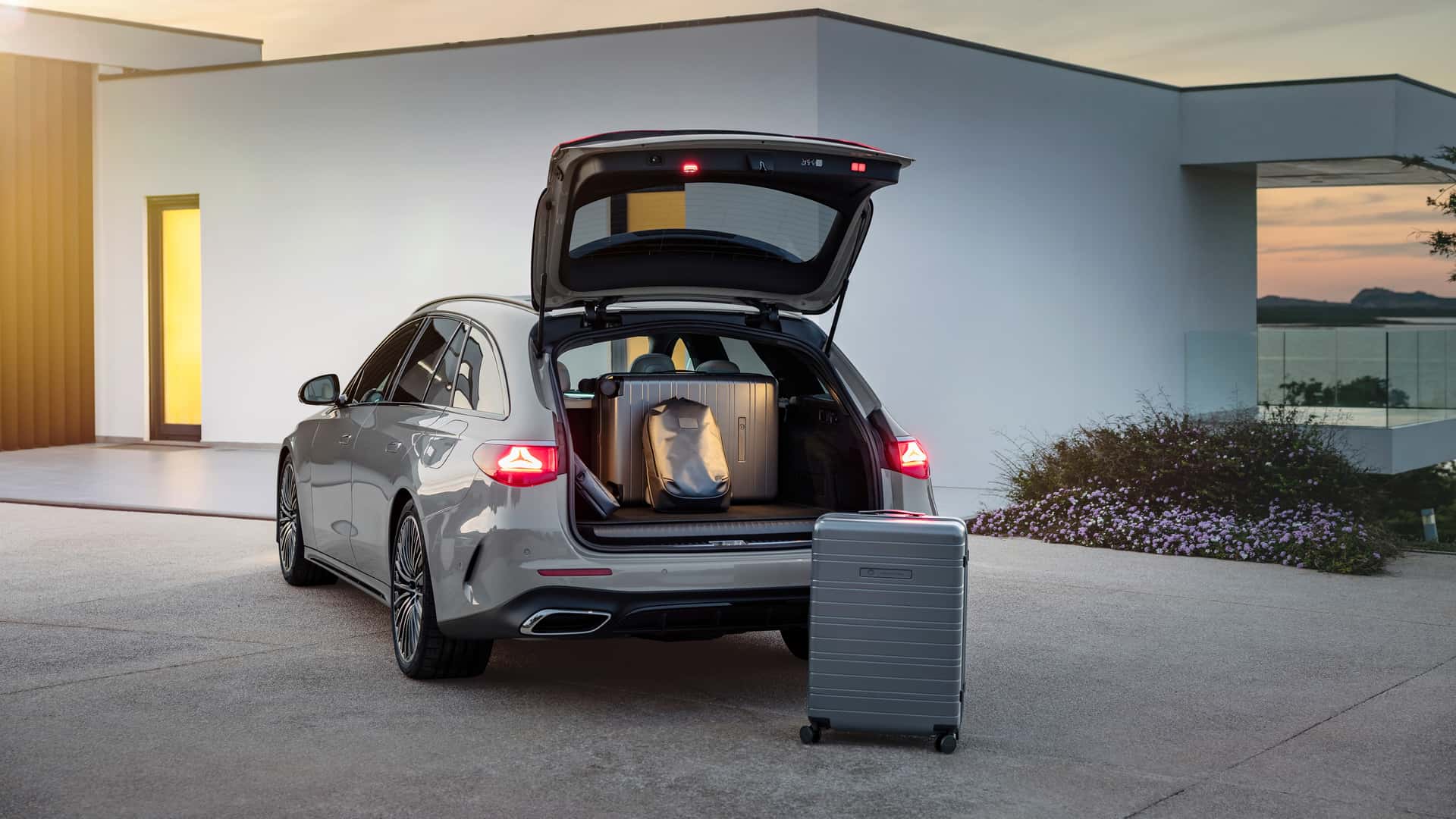 Nový Mercedes triedy E kombi ukazuje dynamické línie
