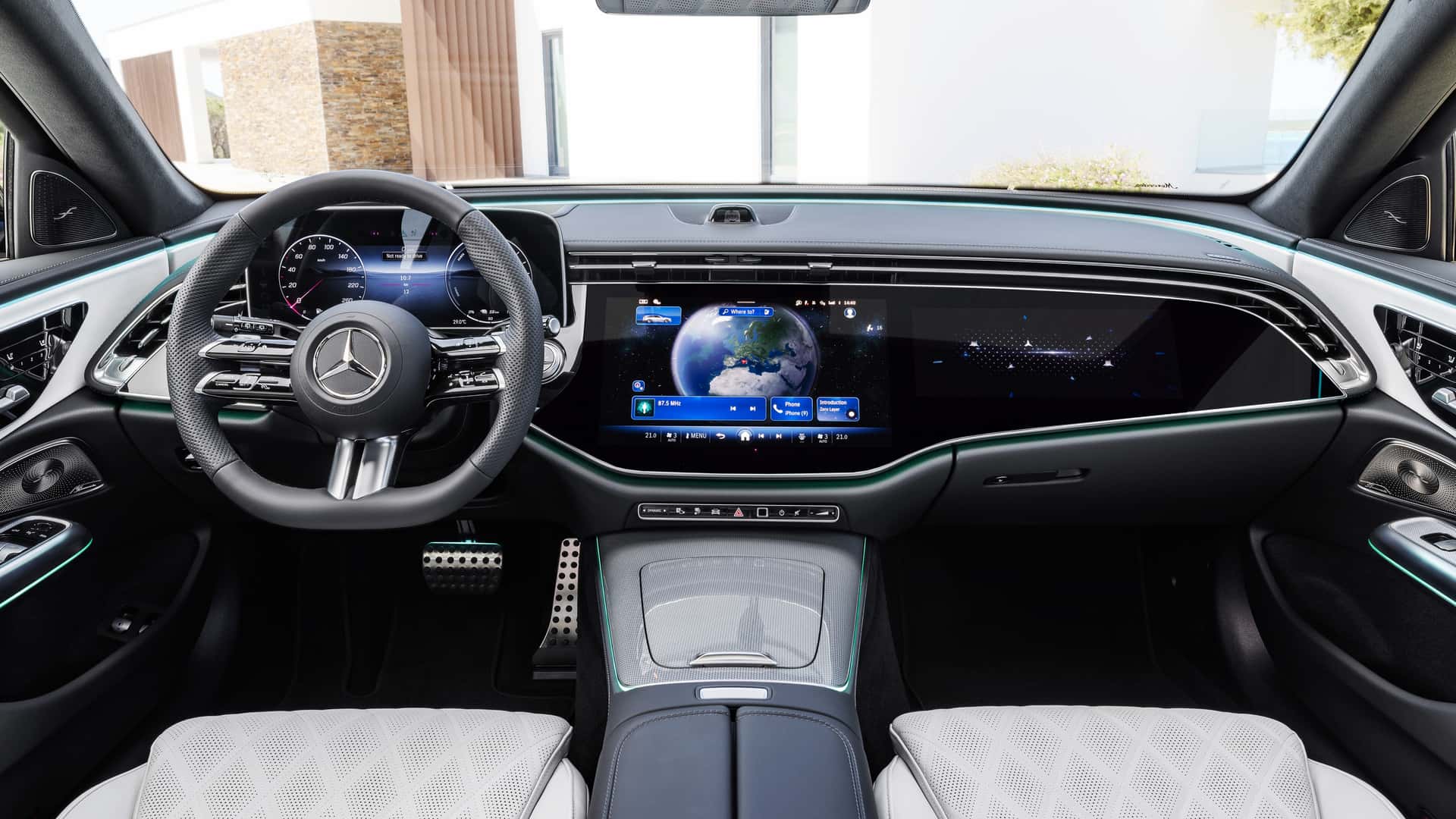 Nový Mercedes triedy E kombi ukazuje dynamické línie