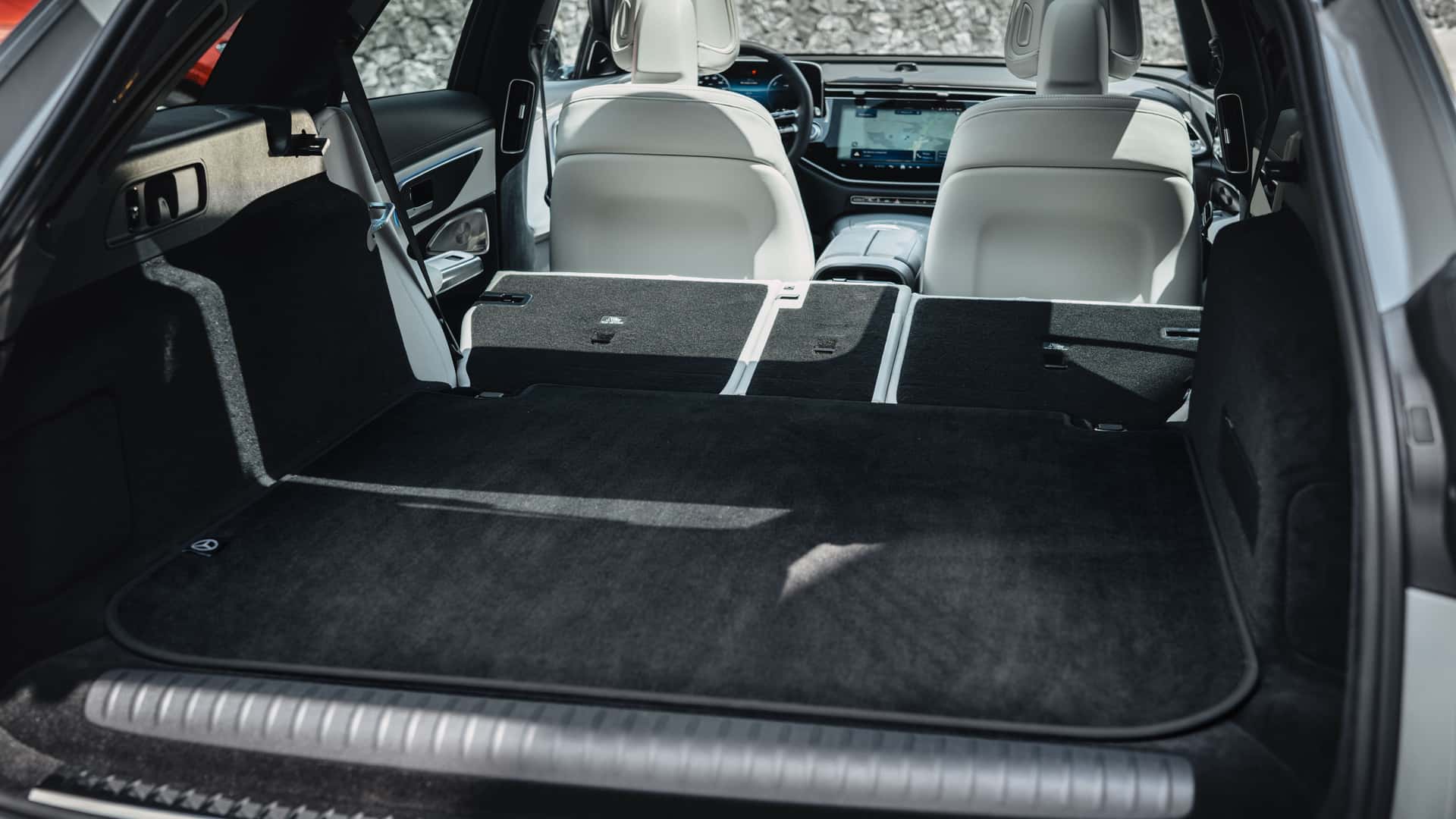Nový Mercedes triedy E kombi ukazuje dynamické línie