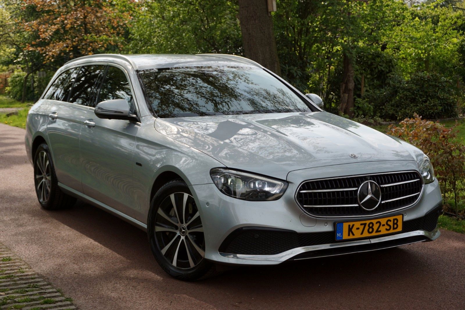 Existujú autá s kráľovským nájazdom, ktoré sú dôkazom, že dôležitejšía ako nájazd je starostlivosť o auto. Táto Mercedes-Benz E300 W213 typ S213 combi rarita ťa ohromí cenou aj technikcým stavom. Nájazd 370 000 km len za 2 roky!