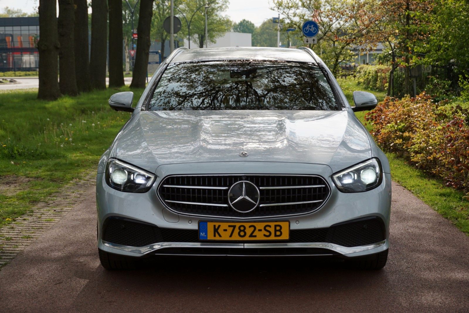 Existujú autá s kráľovským nájazdom, ktoré sú dôkazom, že dôležitejšía ako nájazd je starostlivosť o auto. Táto Mercedes-Benz E300 W213 typ S213 combi rarita ťa ohromí cenou aj technikcým stavom. Nájazd 370 000 km len za 2 roky!